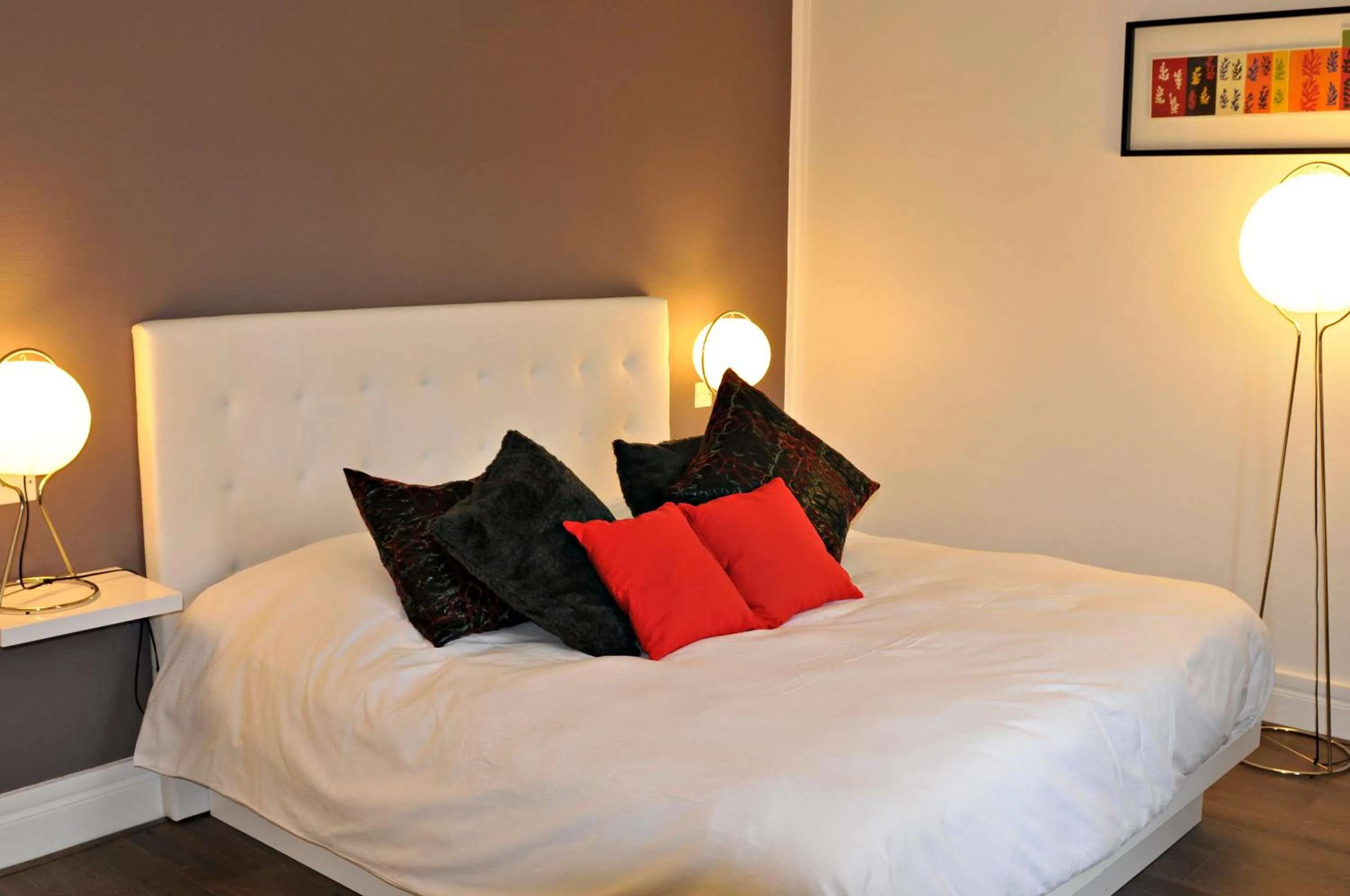 Photo of the whole room, Bed in Hôtel Radio - Teritoria