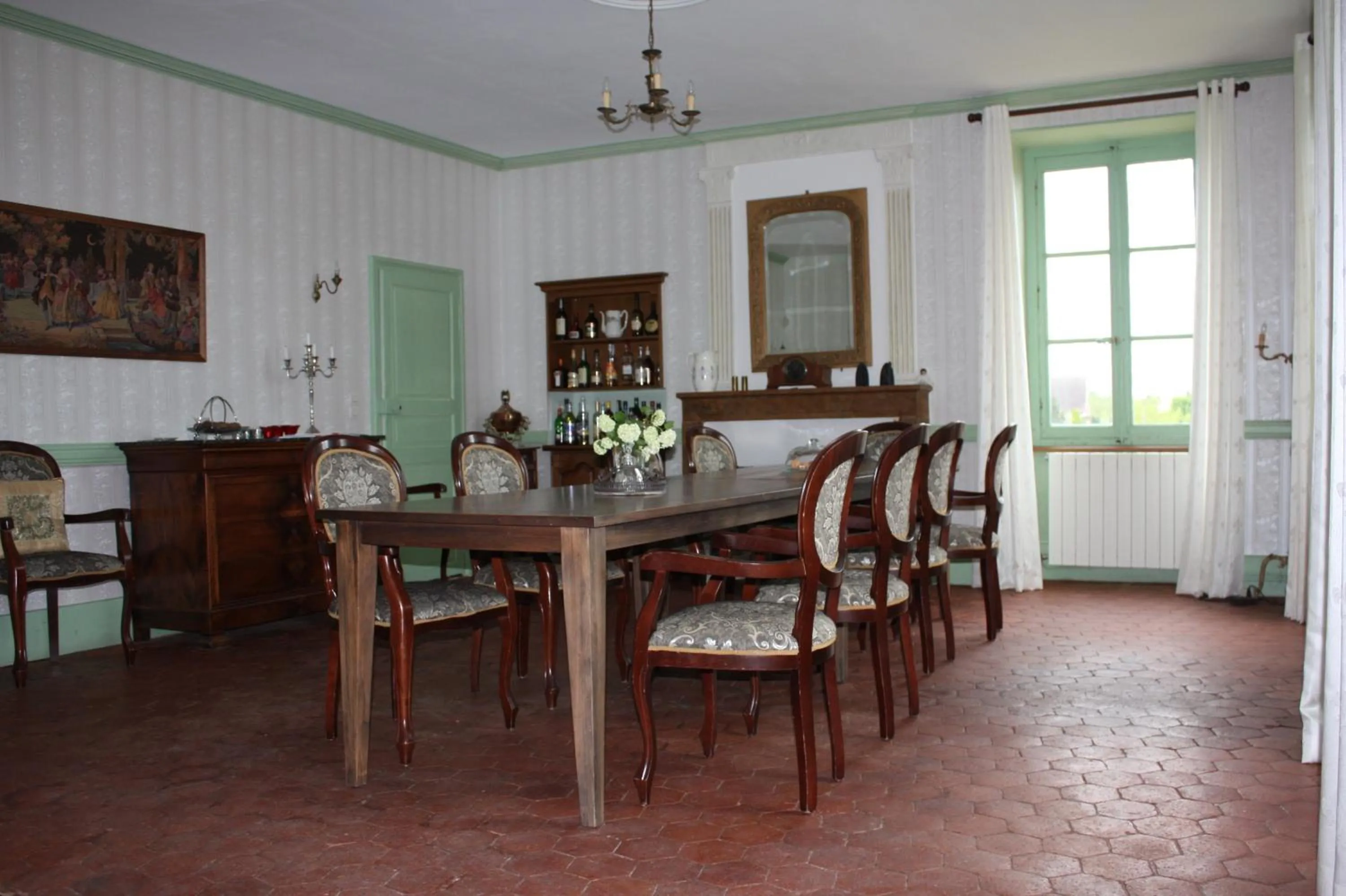 Restaurant/places to eat in Château Latour