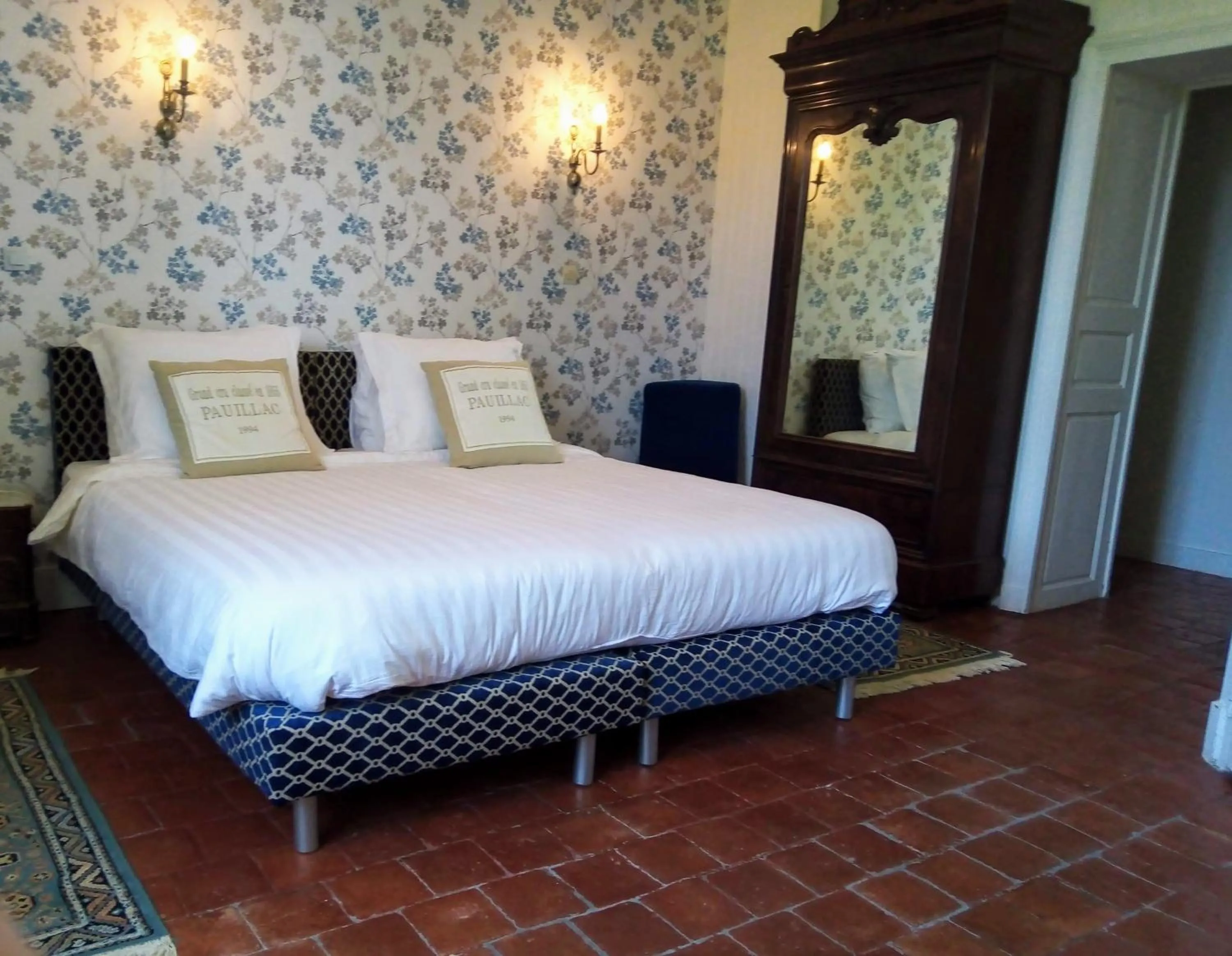 Bedroom, Bed in Château Latour