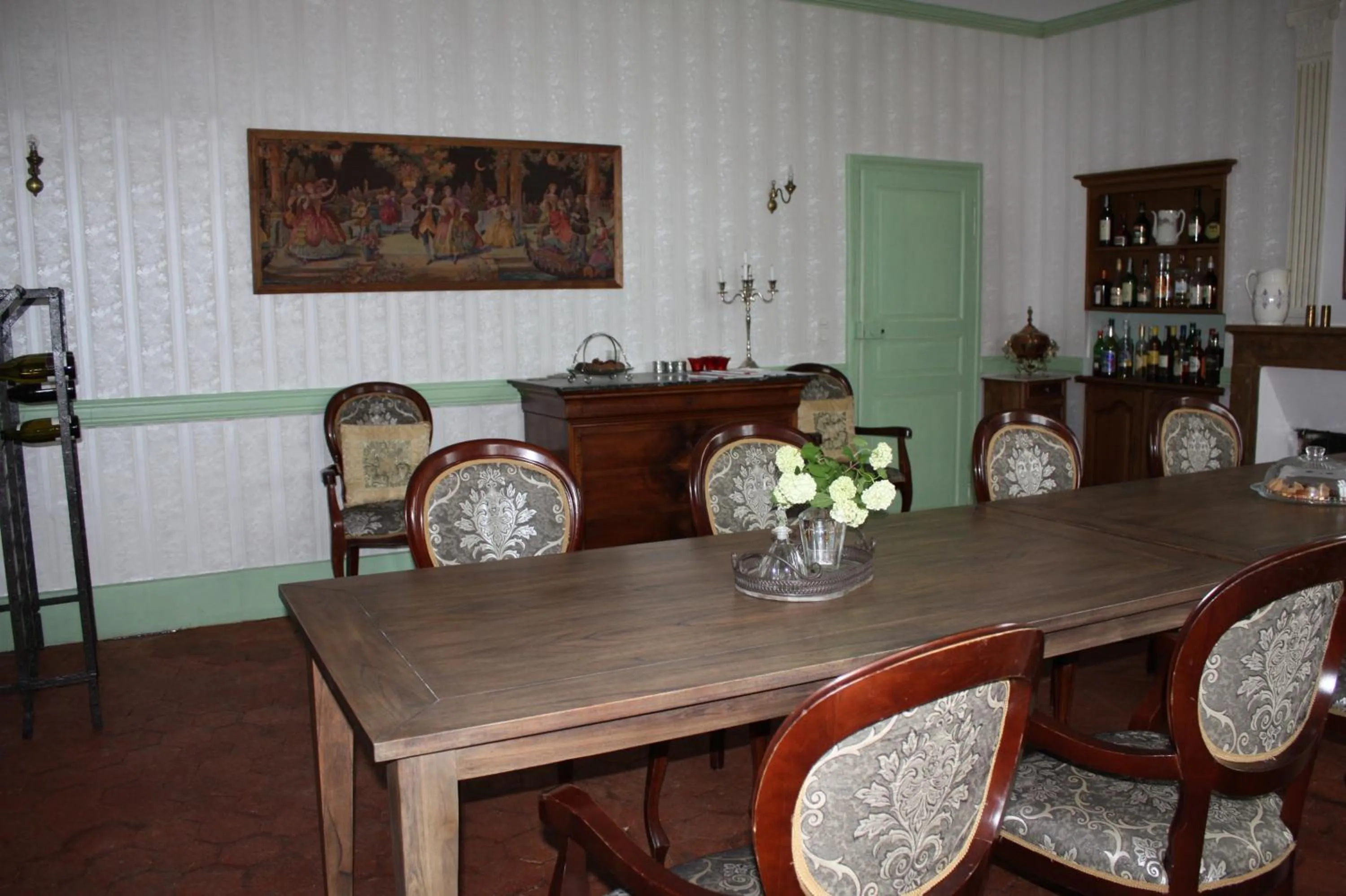 Restaurant/places to eat in Château Latour