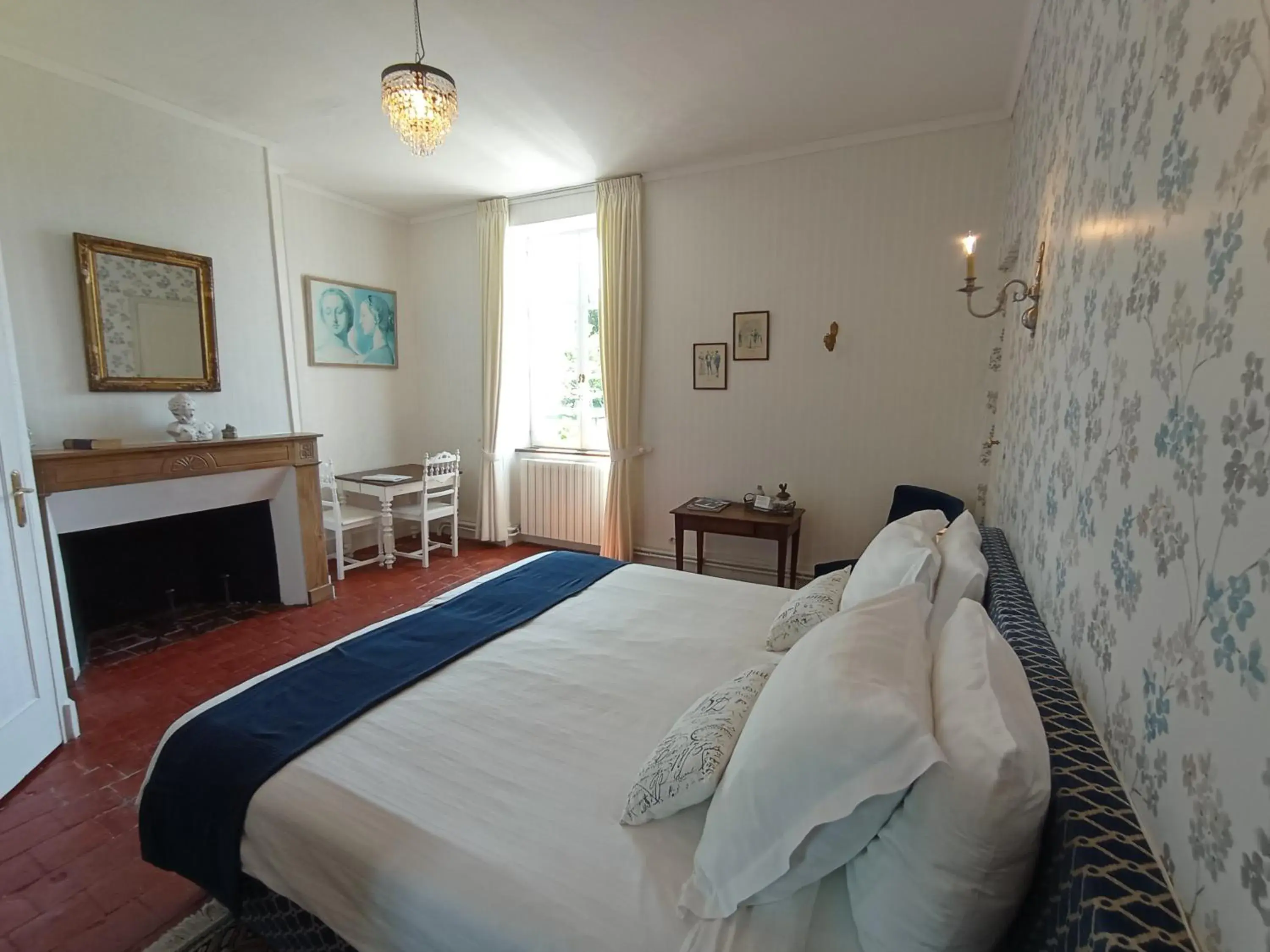 Double Room with Private Bathroom in Château Latour Double Room with Private Bathroom in Château Latour