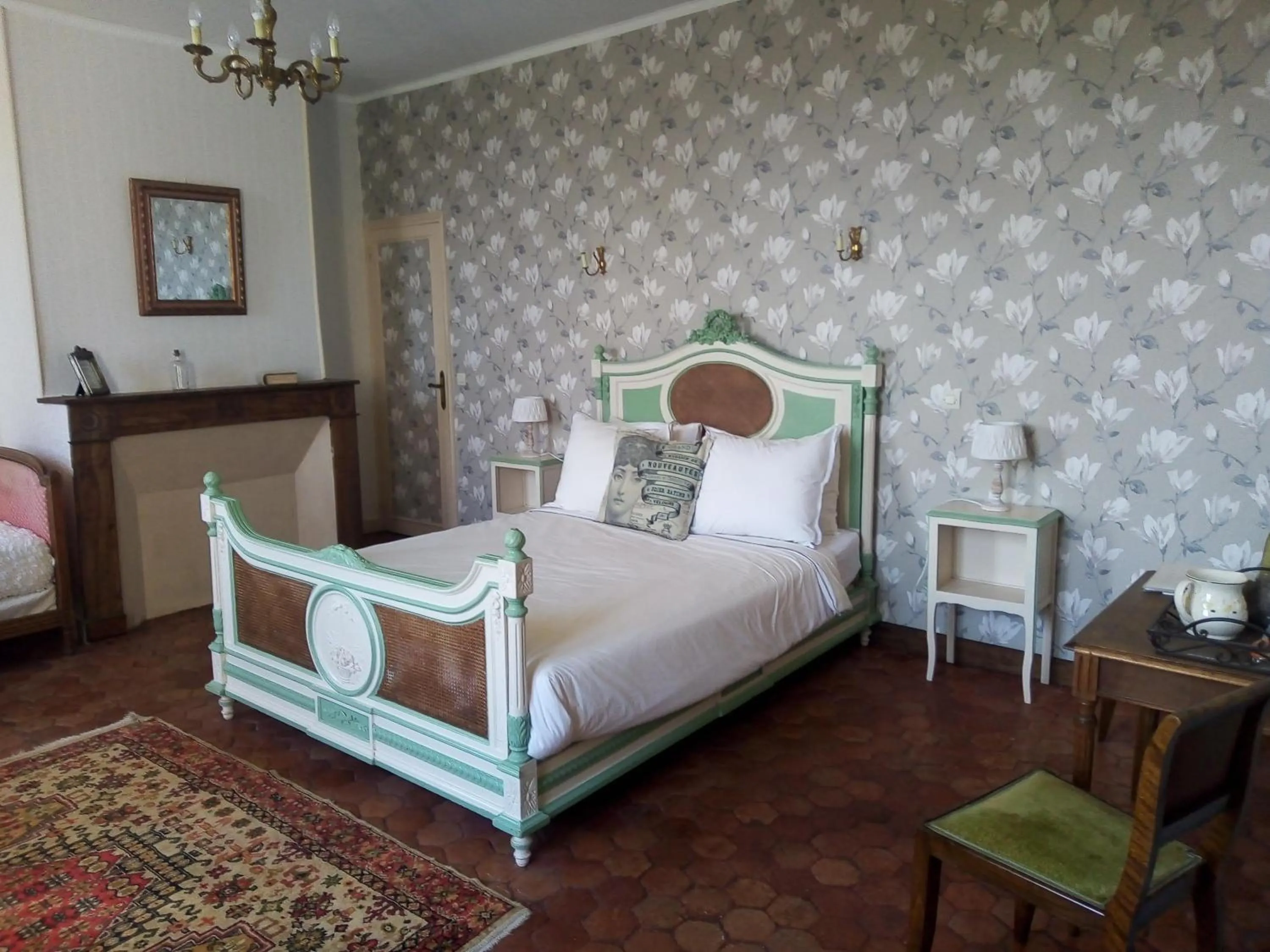 View (from property/room), Bed in Château Latour