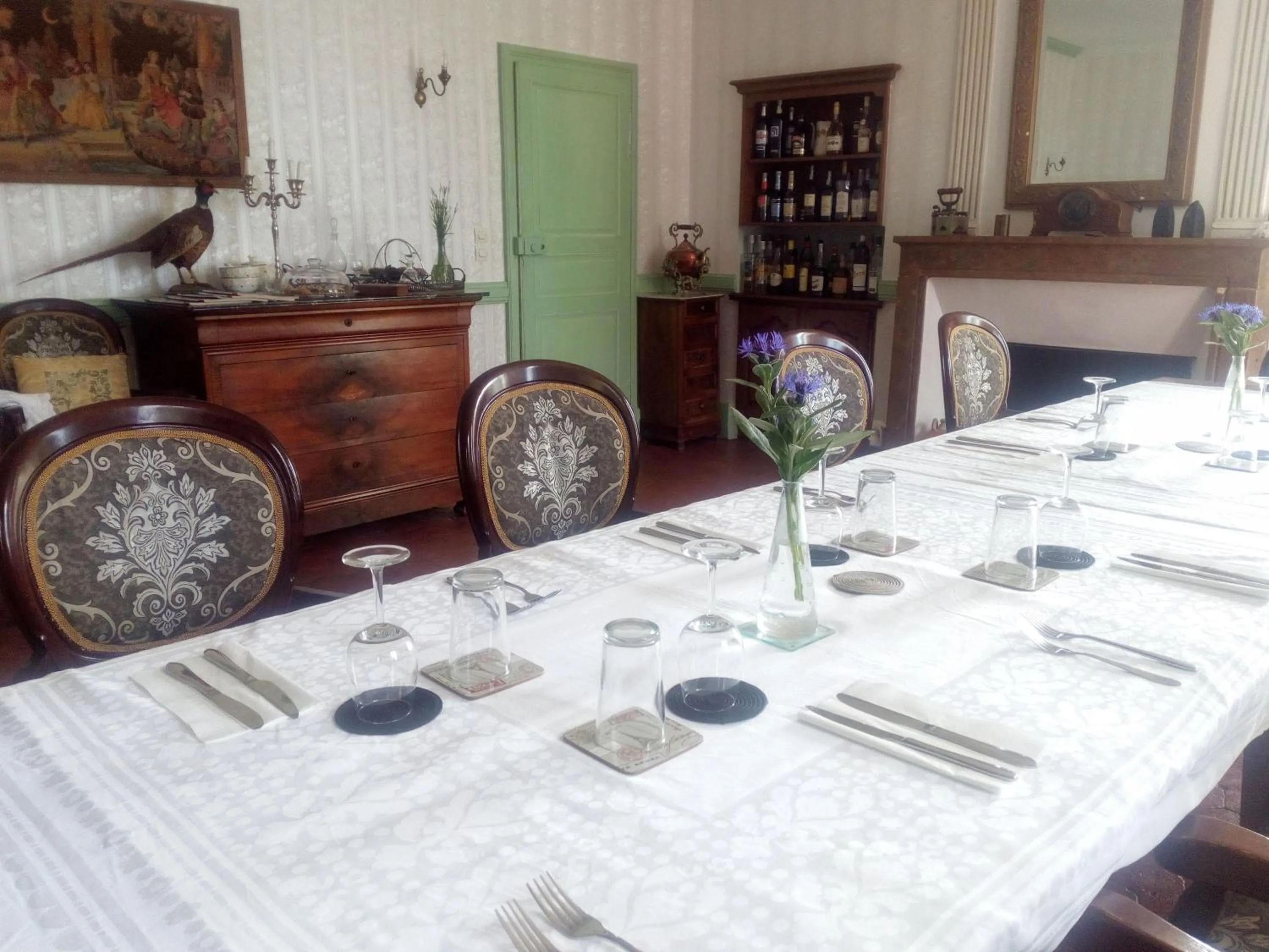 Restaurant/places to eat in Château Latour