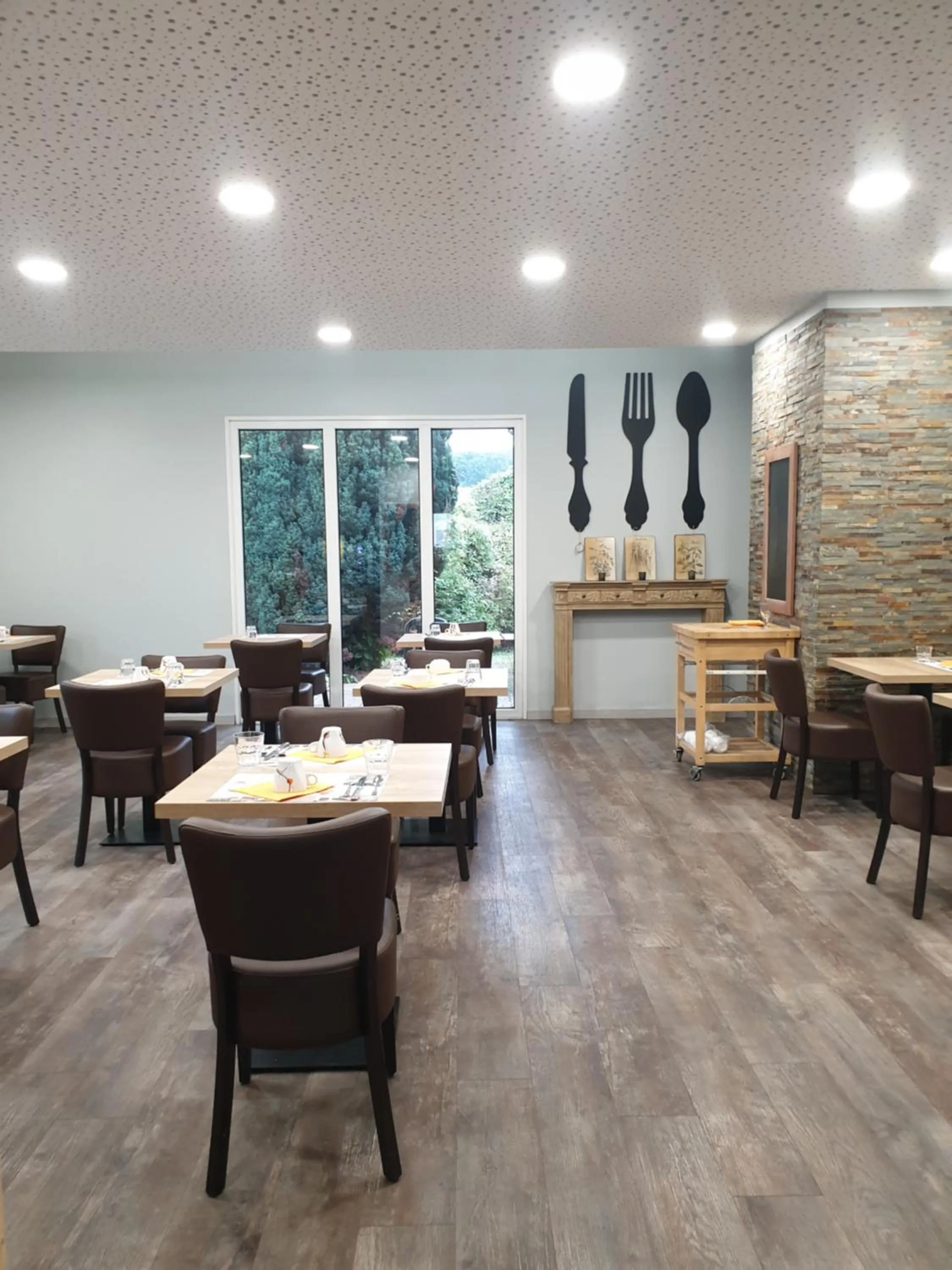 Breakfast in Logis Hotel des Portes de Meuse