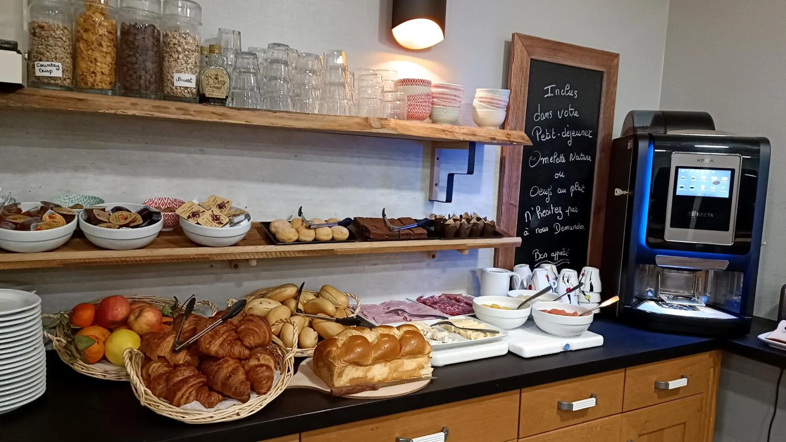 Breakfast in Logis Hotel des Portes de Meuse