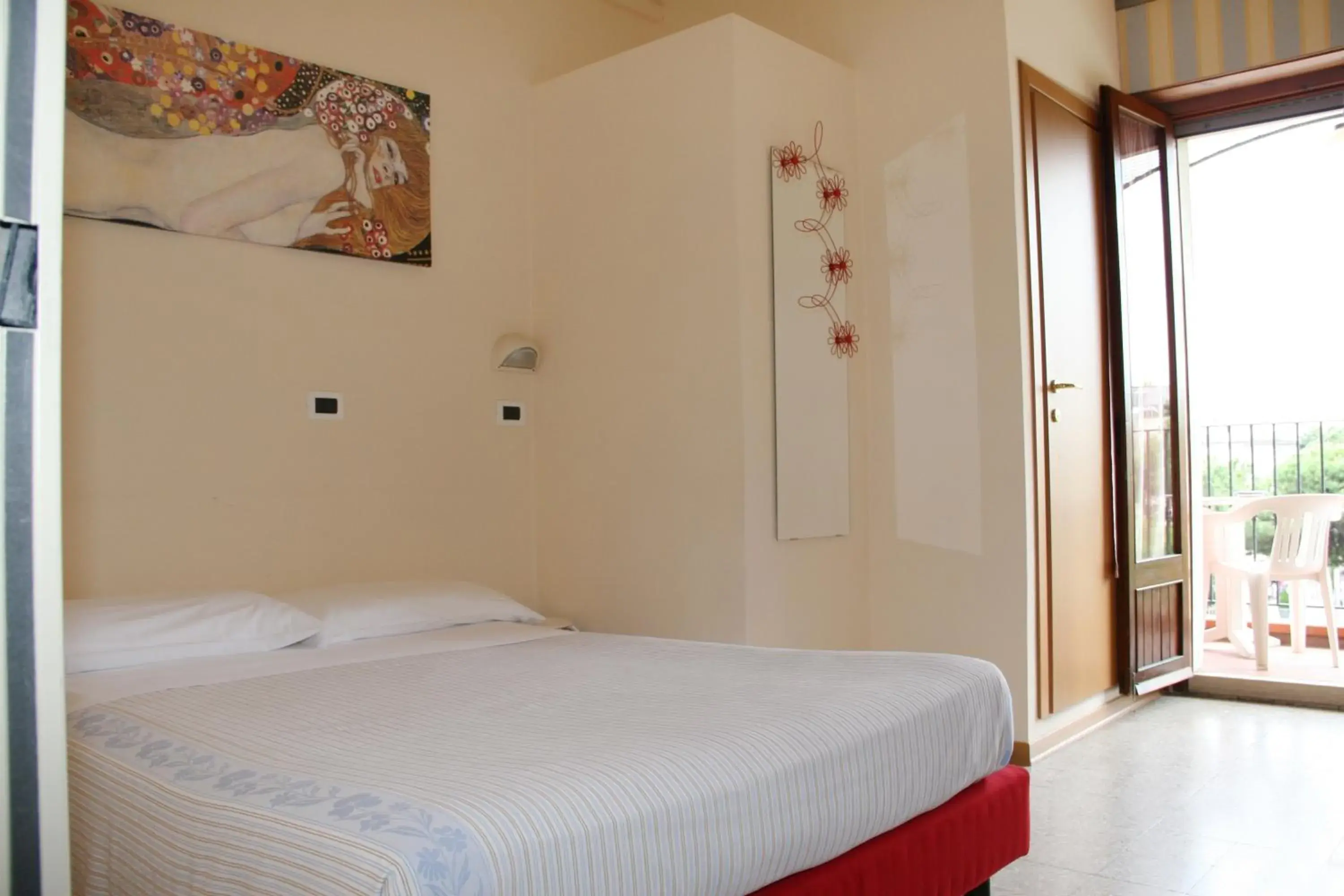 Double Room with French Bed in Hotel Jolie Double Room with French Bed in Hotel Jolie