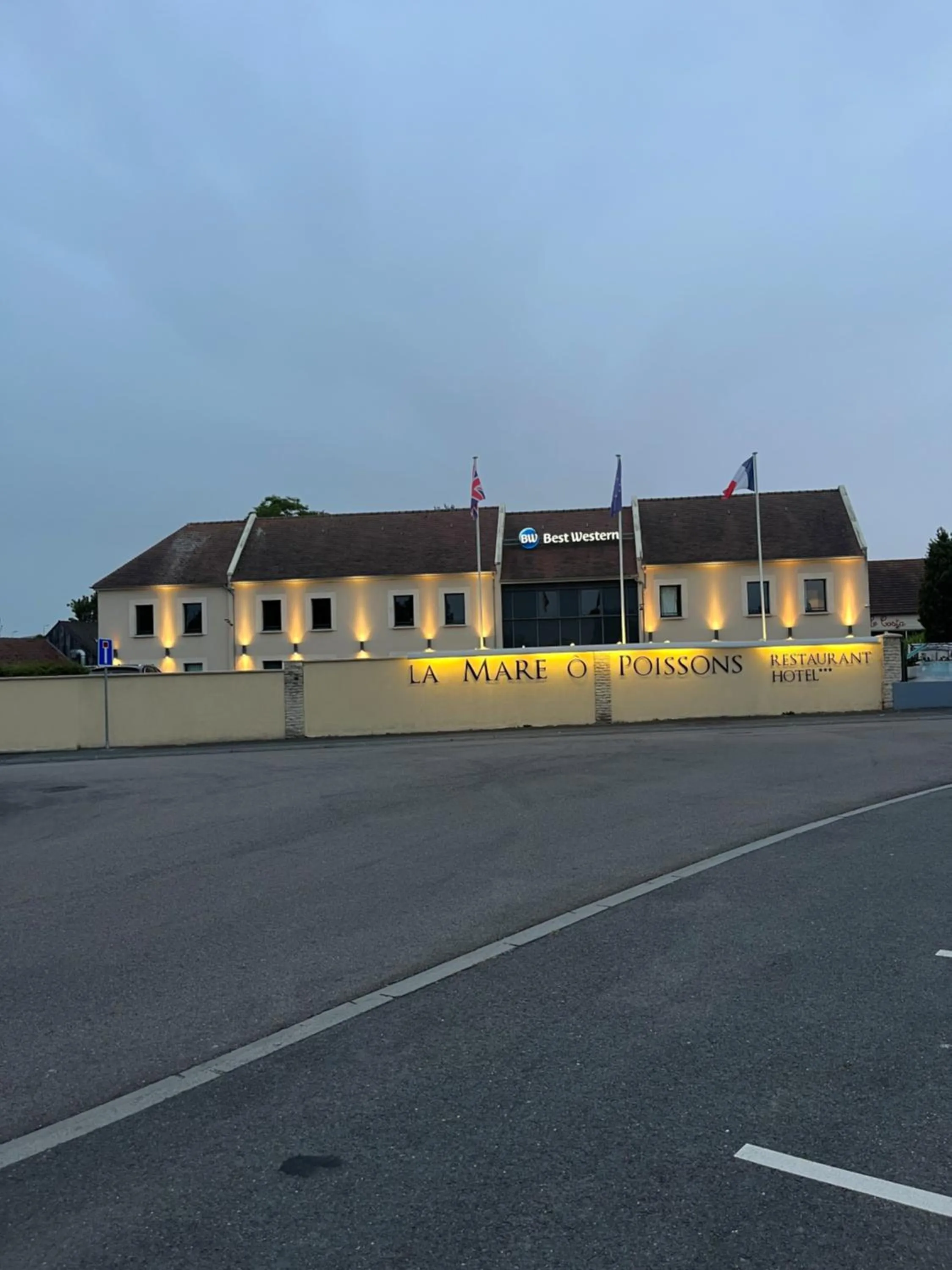 Property building in Hotel Best Western La Mare Ô Poissons