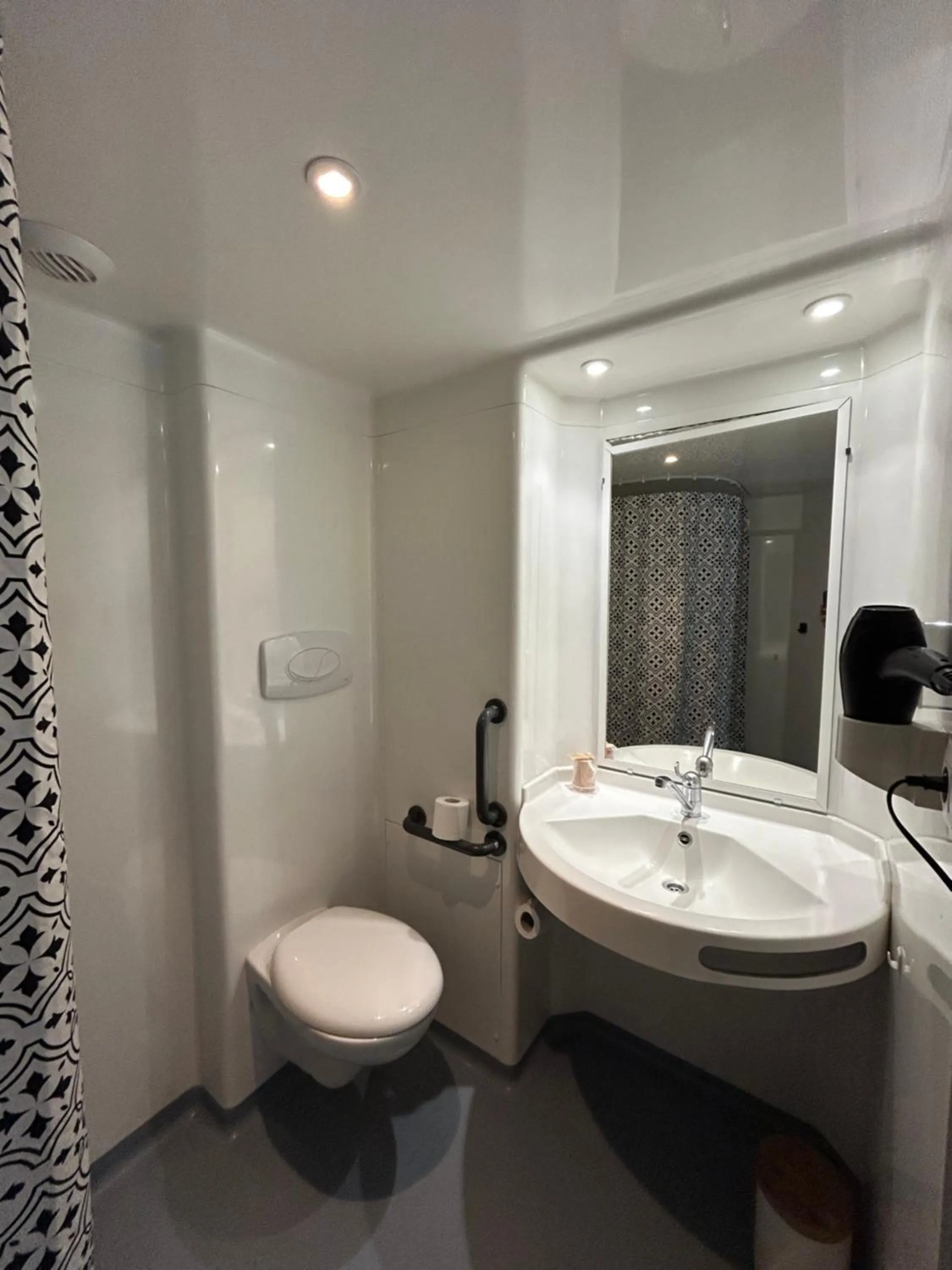 Bathroom in Hotel Best Western La Mare Ô Poissons