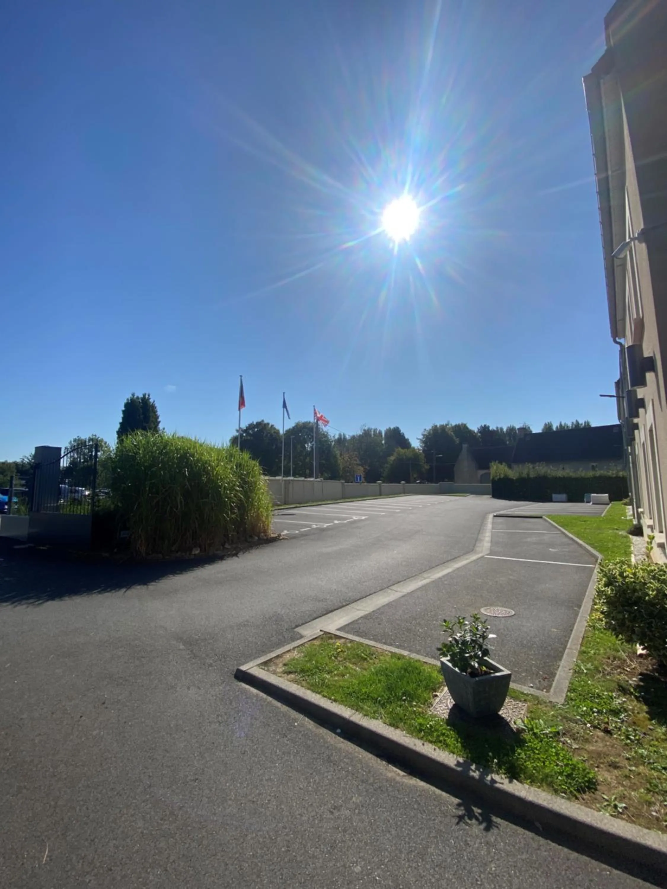 Parking in Hotel Best Western La Mare Ô Poissons