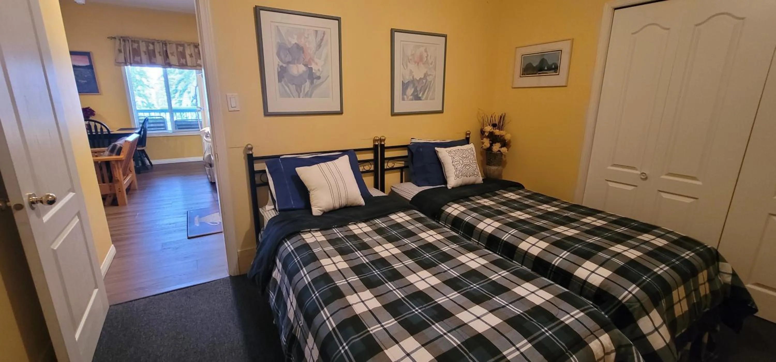 Bed in Vacation Homes by The Bulldog- Berker's Suite A