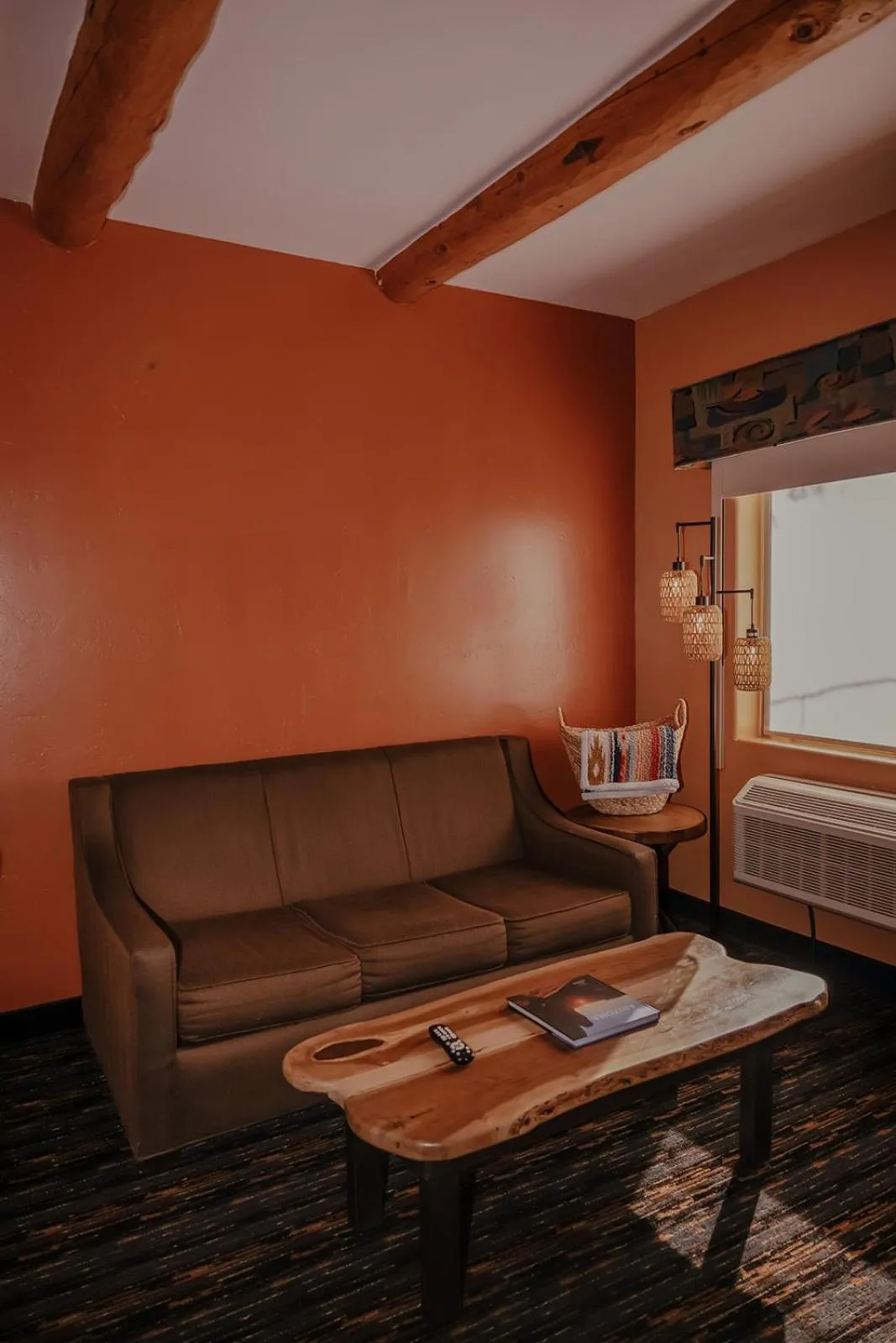 Living room, Bed in Southwest Inn at Sedona