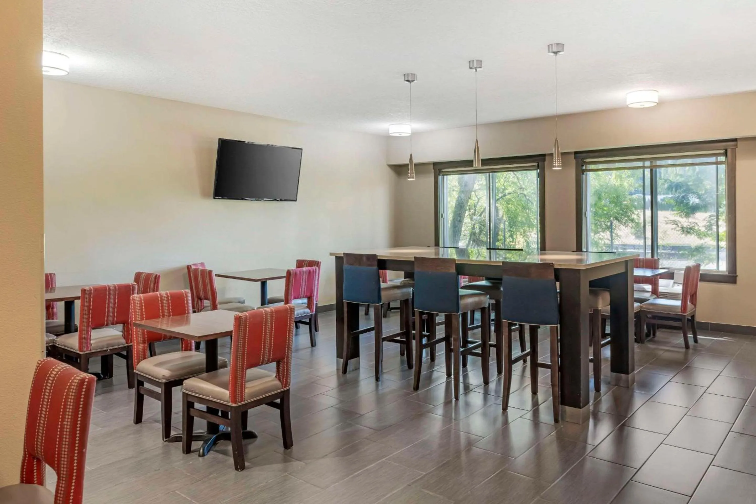 Breakfast in Comfort Suites Near Vancouver Mall