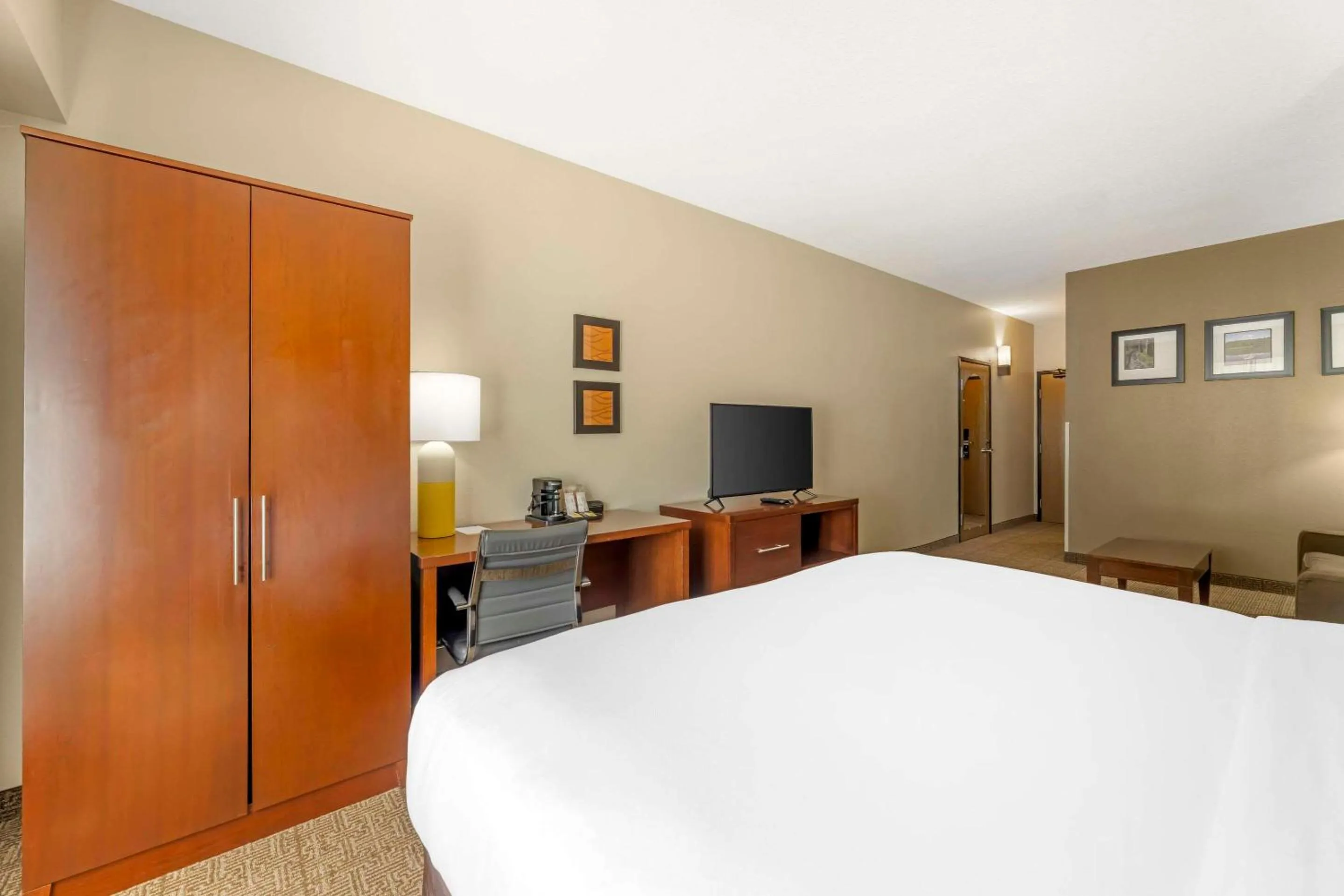 Bedroom, Bed in Comfort Suites Near Vancouver Mall
