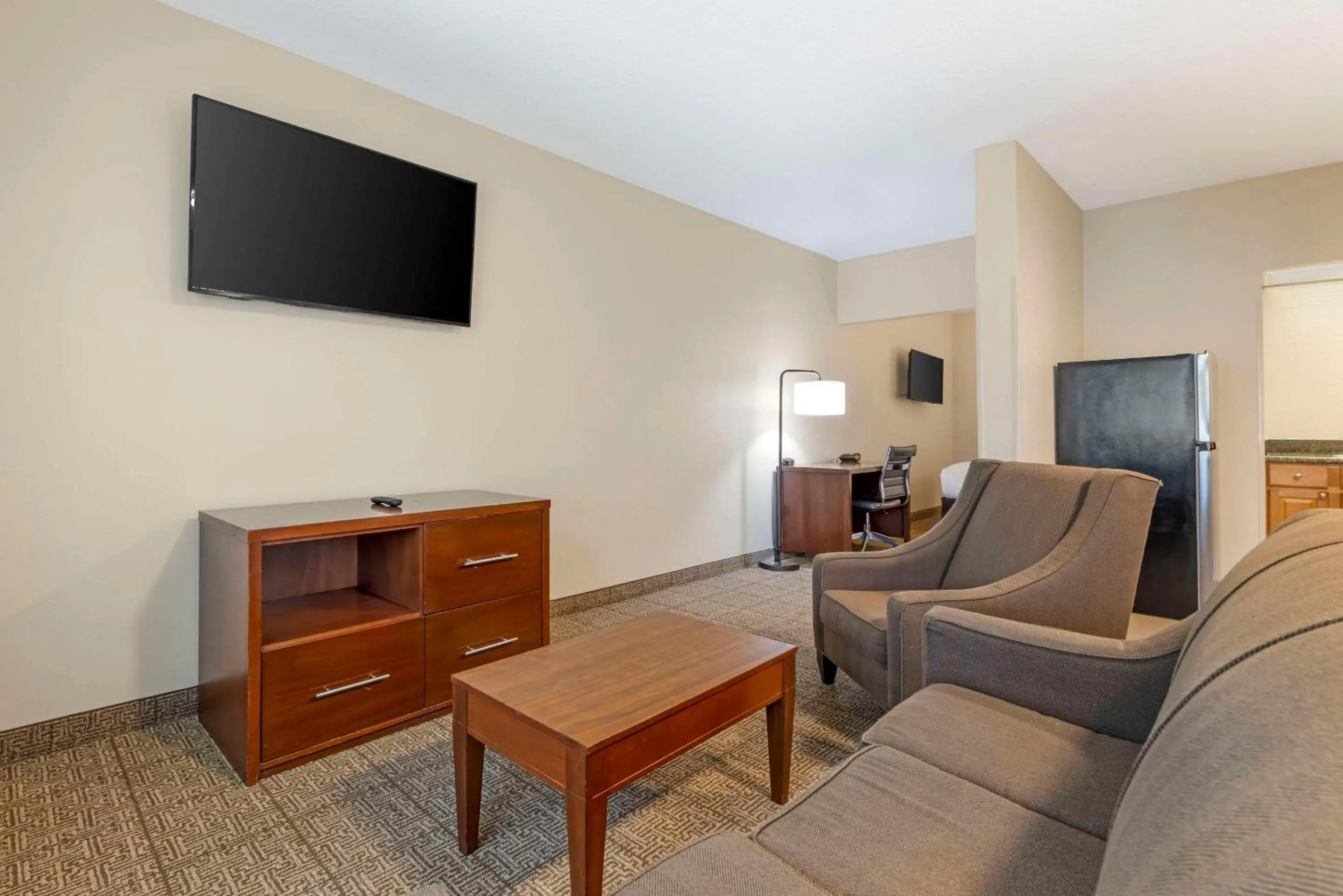Bedroom in Comfort Suites Near Vancouver Mall