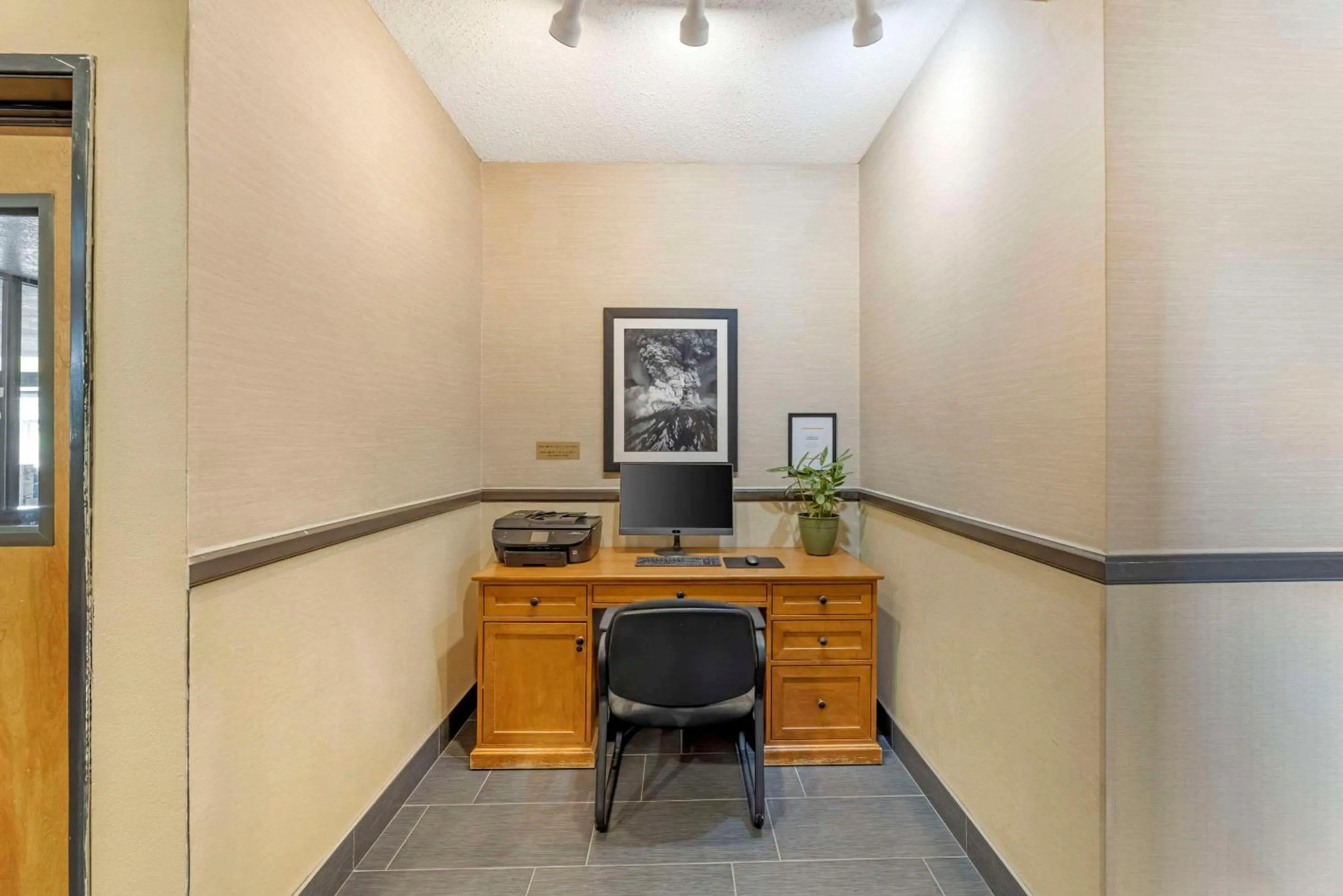 On-site shops in Comfort Suites Near Vancouver Mall