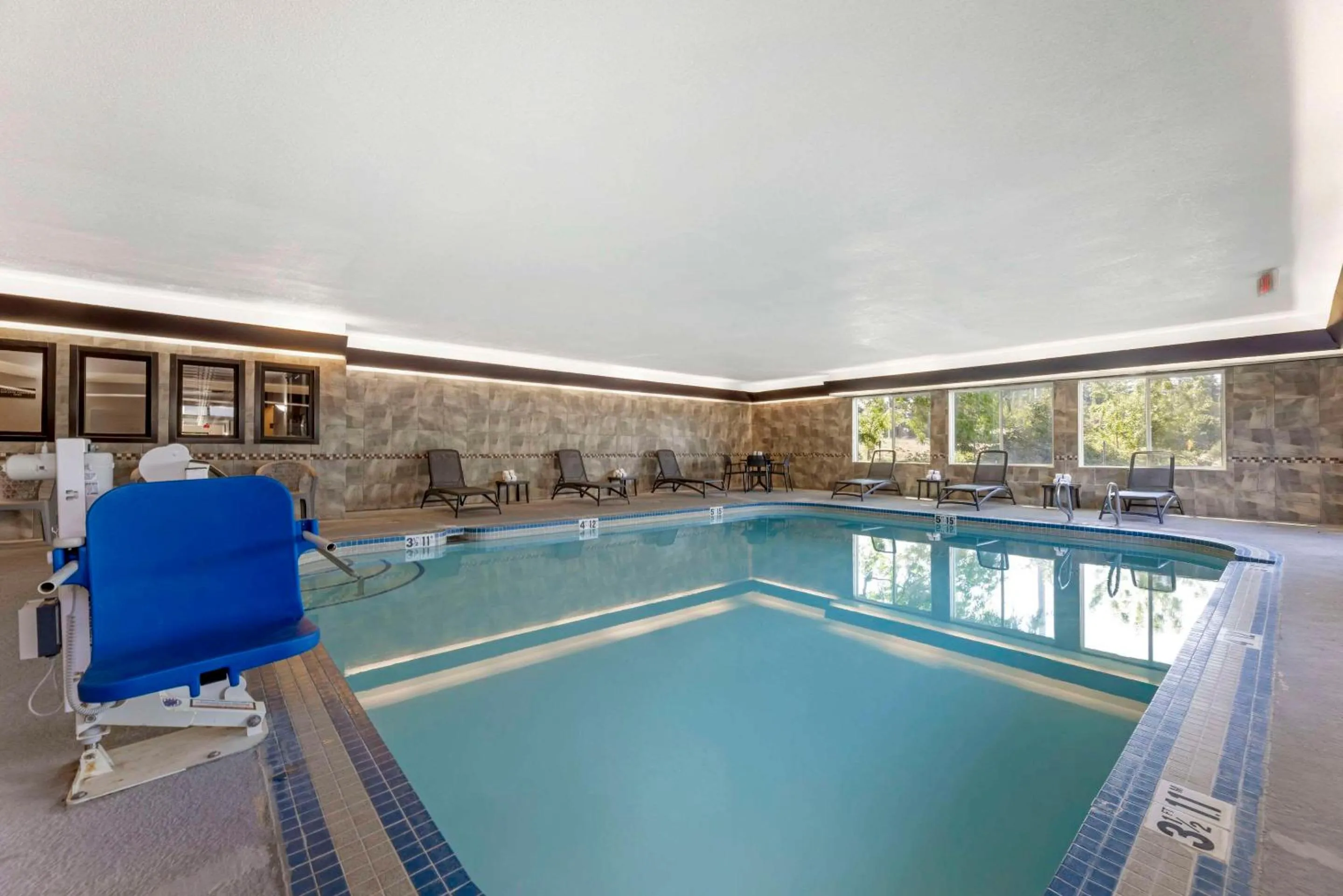 Swimming pool in Comfort Suites Near Vancouver Mall