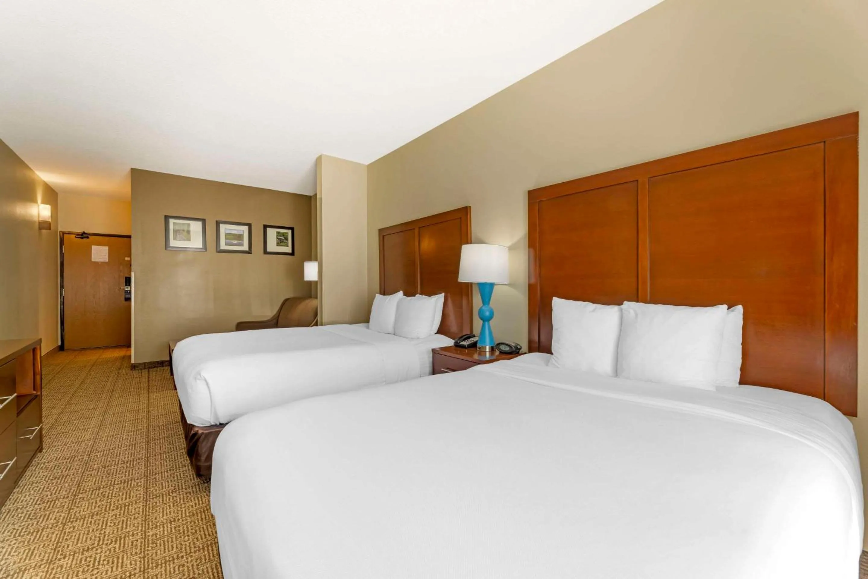 Bedroom, Bed in Comfort Suites Near Vancouver Mall