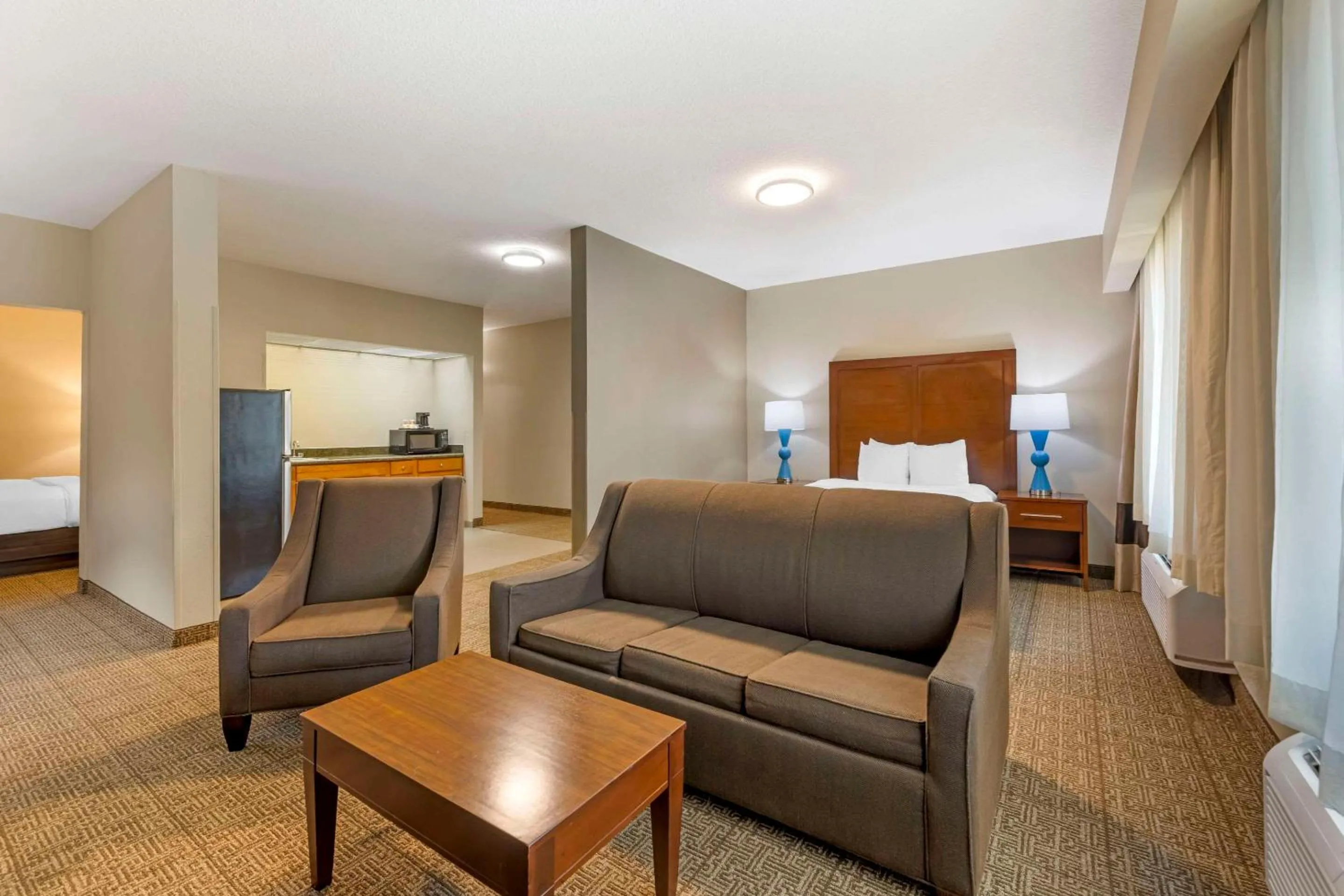 Bedroom in Comfort Suites Near Vancouver Mall