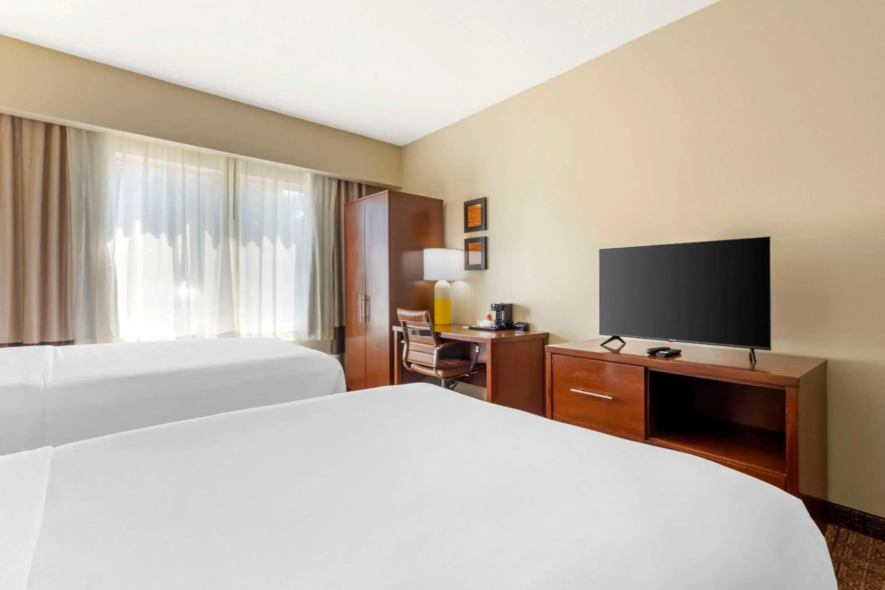 Superior Queen Suite with Two Queen Beds - Non-Smoking in Comfort Suites Near Vancouver Mall Superior Queen Suite with Two Queen Beds - Non-Smoking in Comfort Suites Near Vancouver Mall