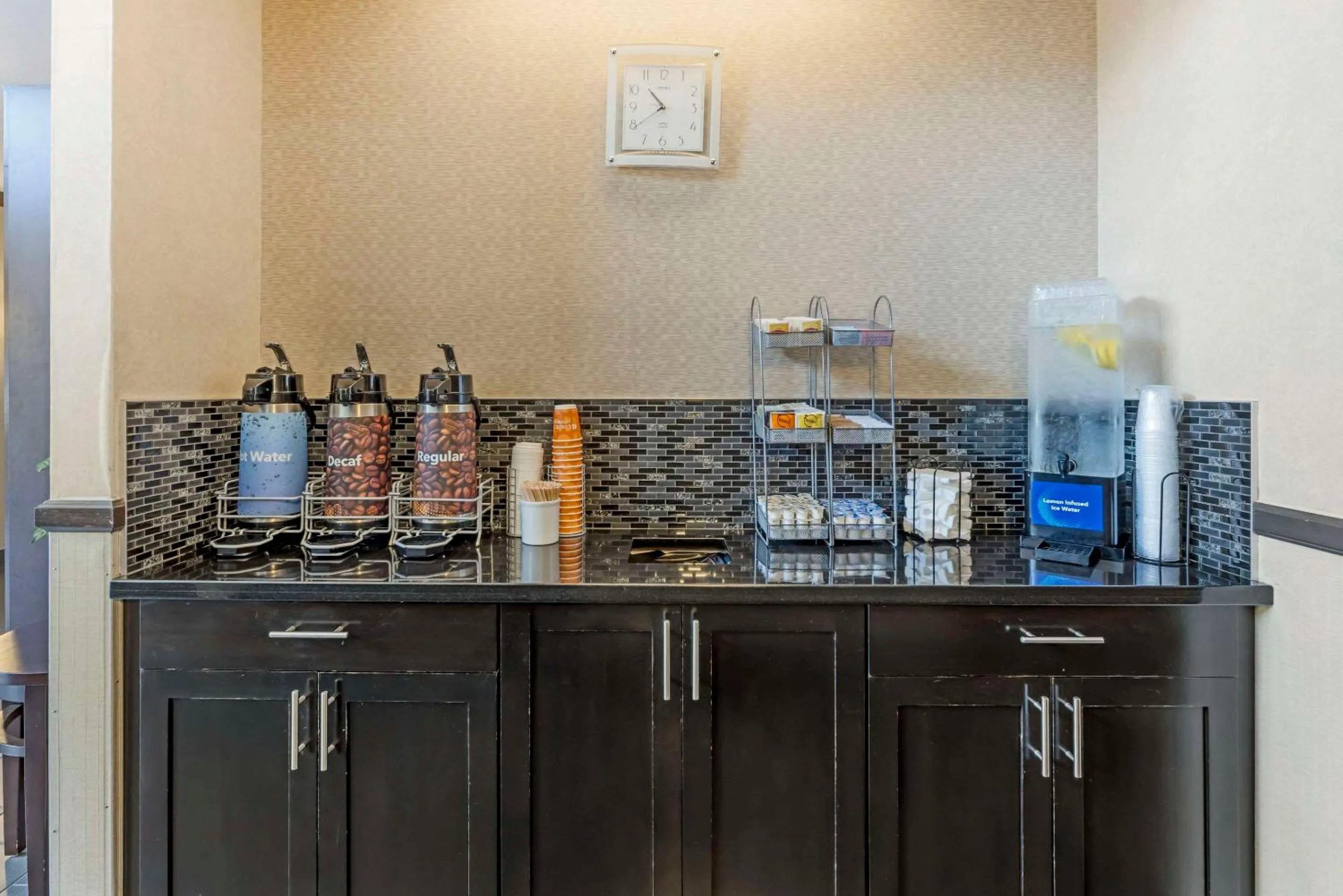 Lobby or reception in Comfort Suites Near Vancouver Mall