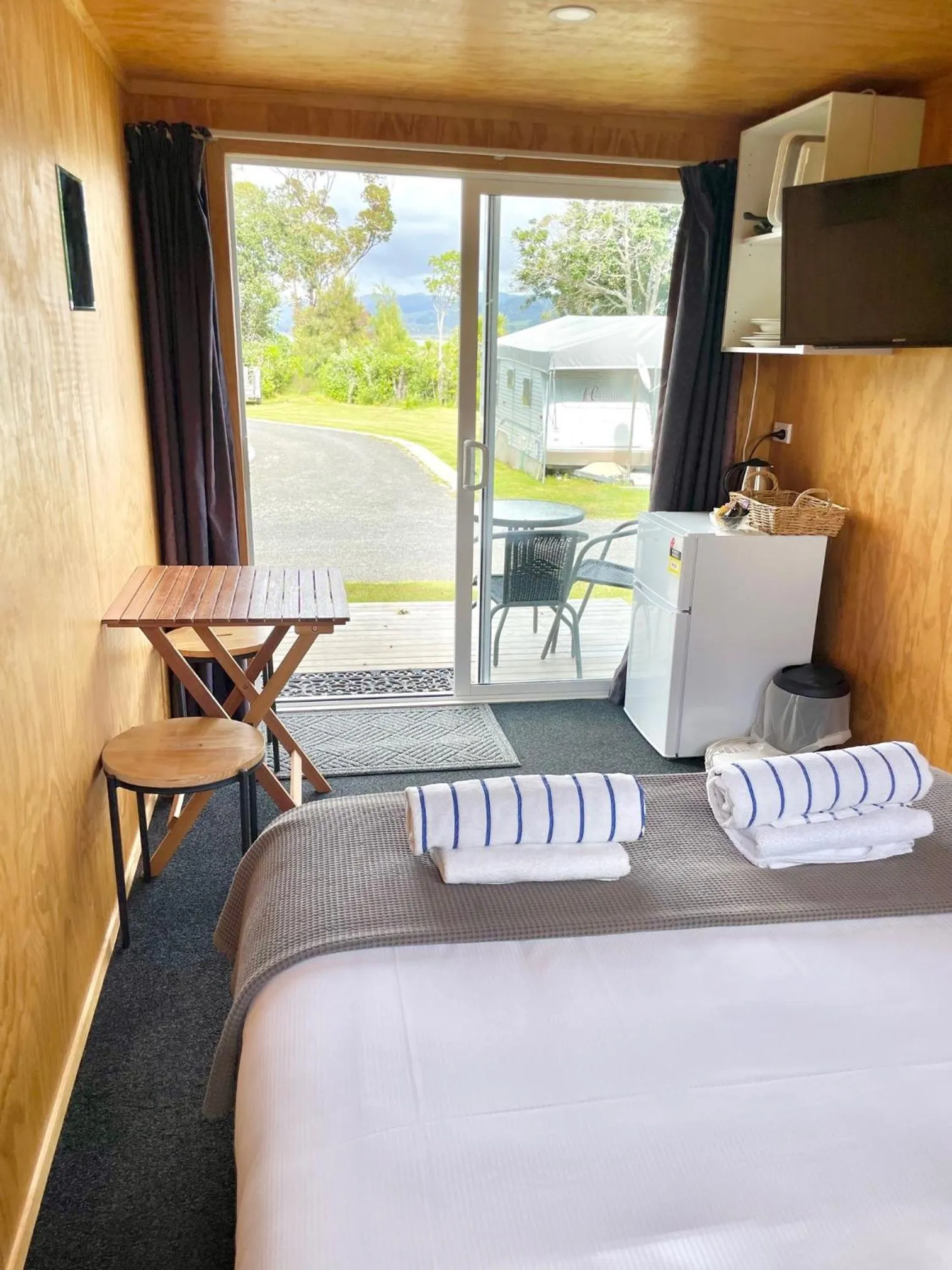 Living room, Bed in Athenree Hot Springs & Holiday Park