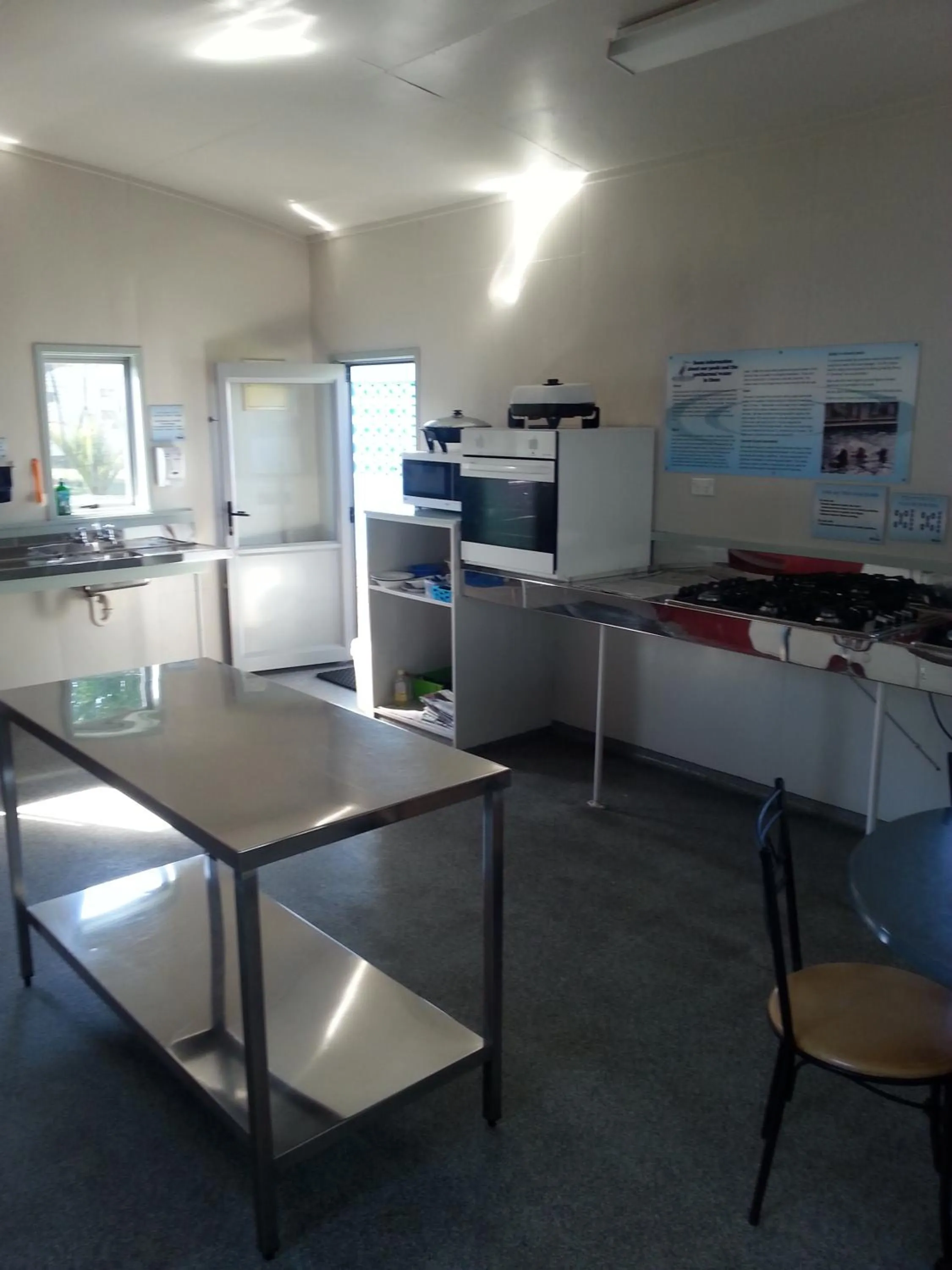 Kitchen or kitchenette in Athenree Hot Springs & Holiday Park