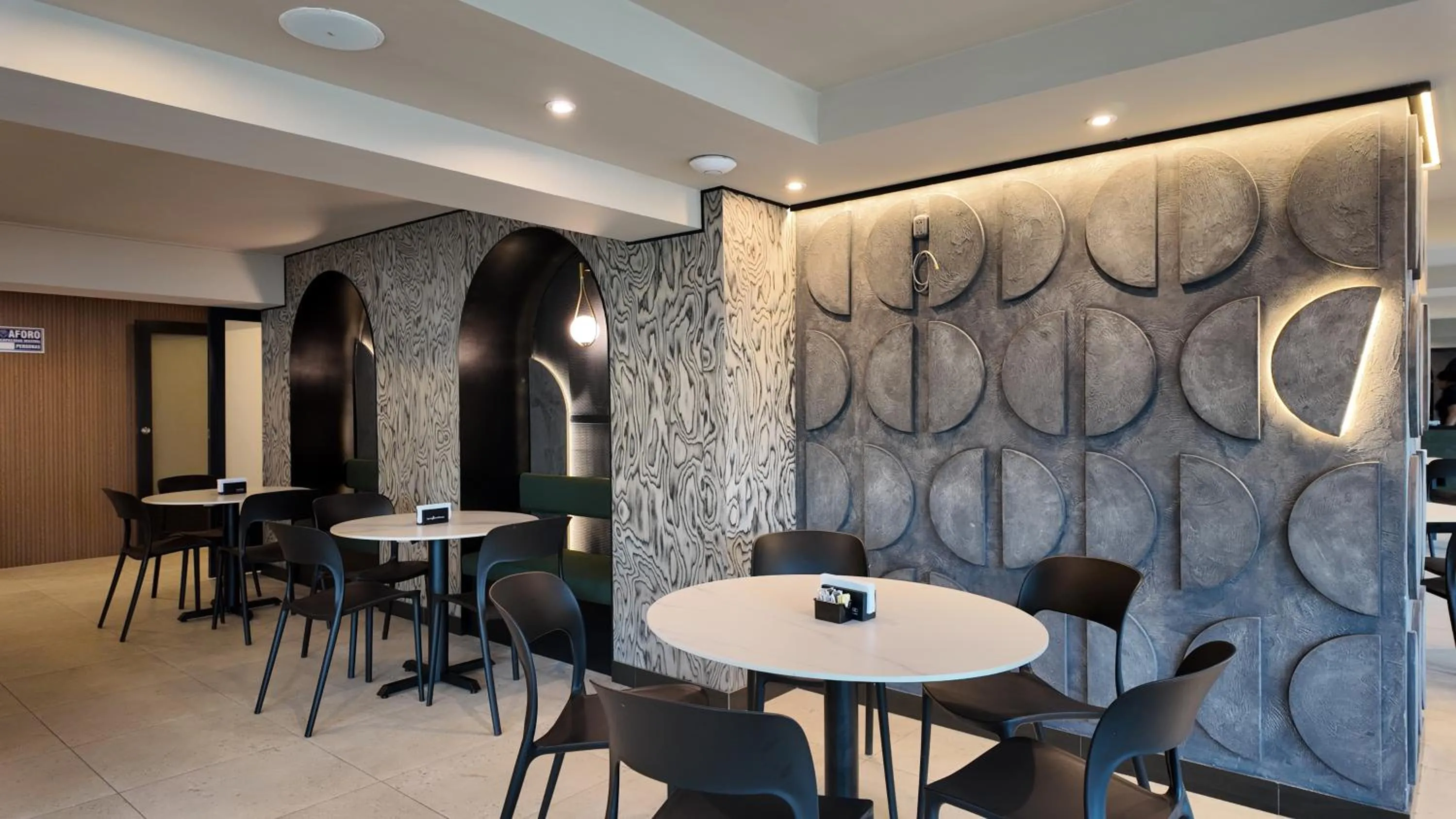 Restaurant/places to eat in Hotel Miramar