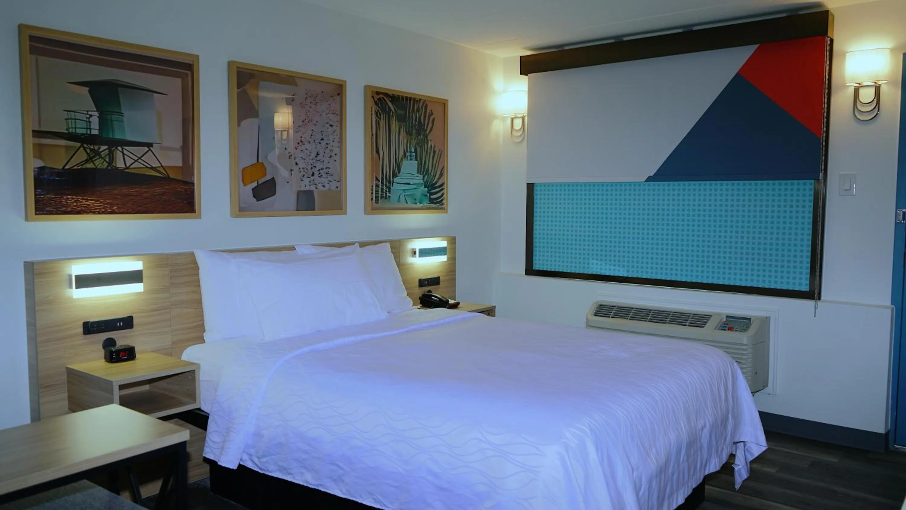 Bed in Waterfront Inn PHL Airport