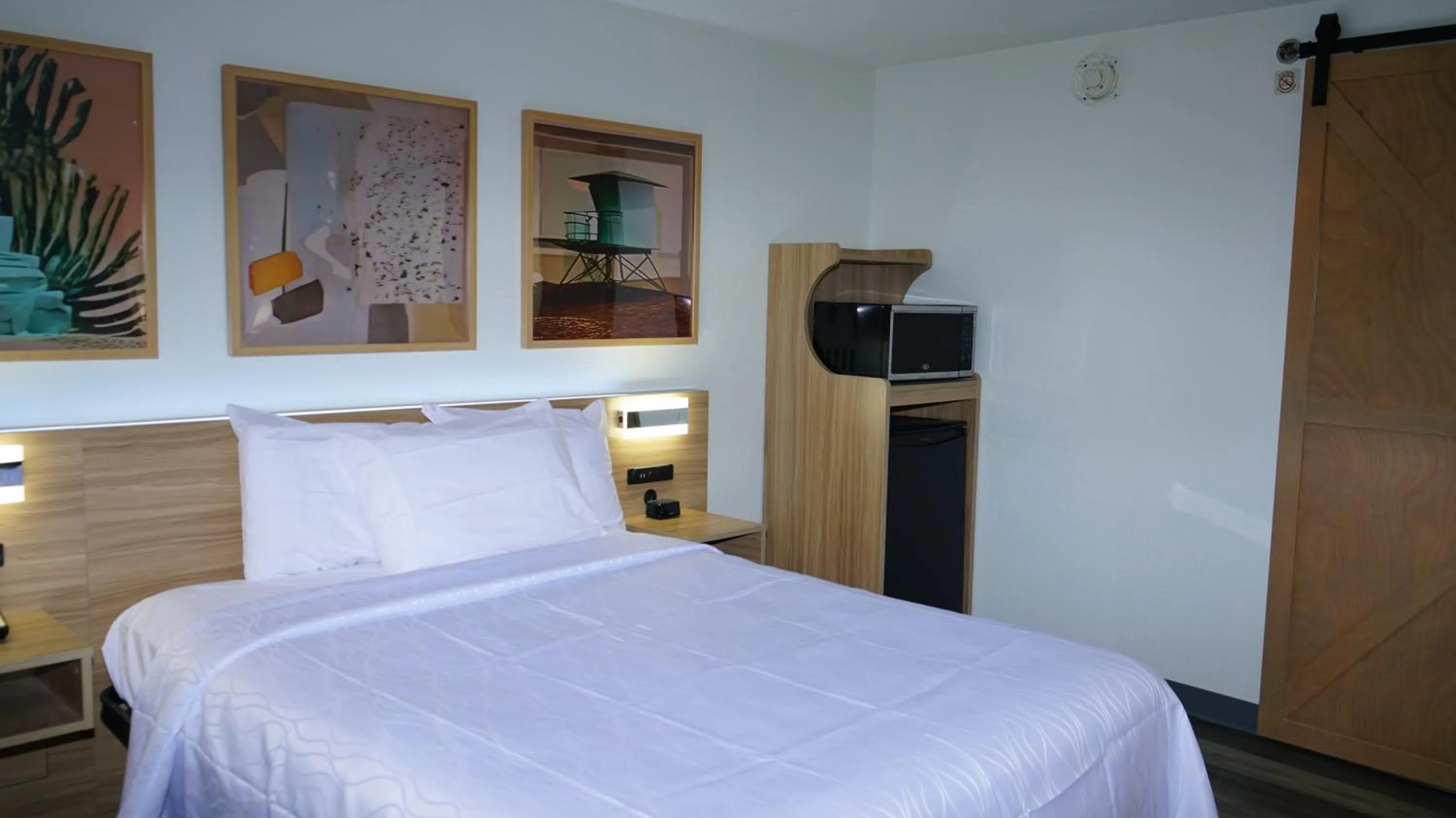 Bed in Waterfront Inn PHL Airport