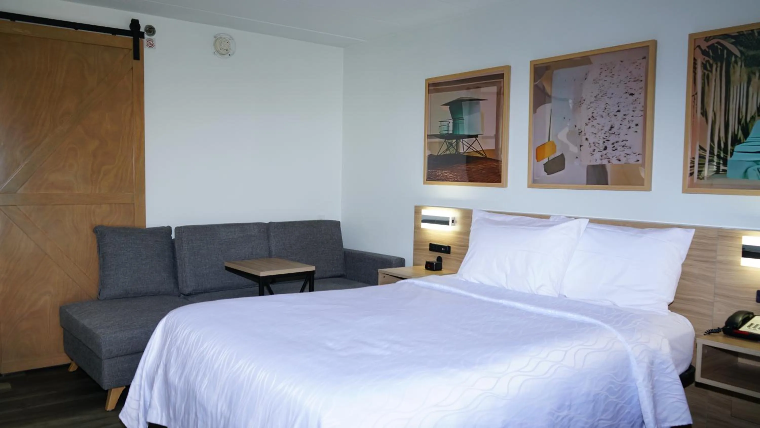 Seating area, Bed in Waterfront Inn PHL Airport