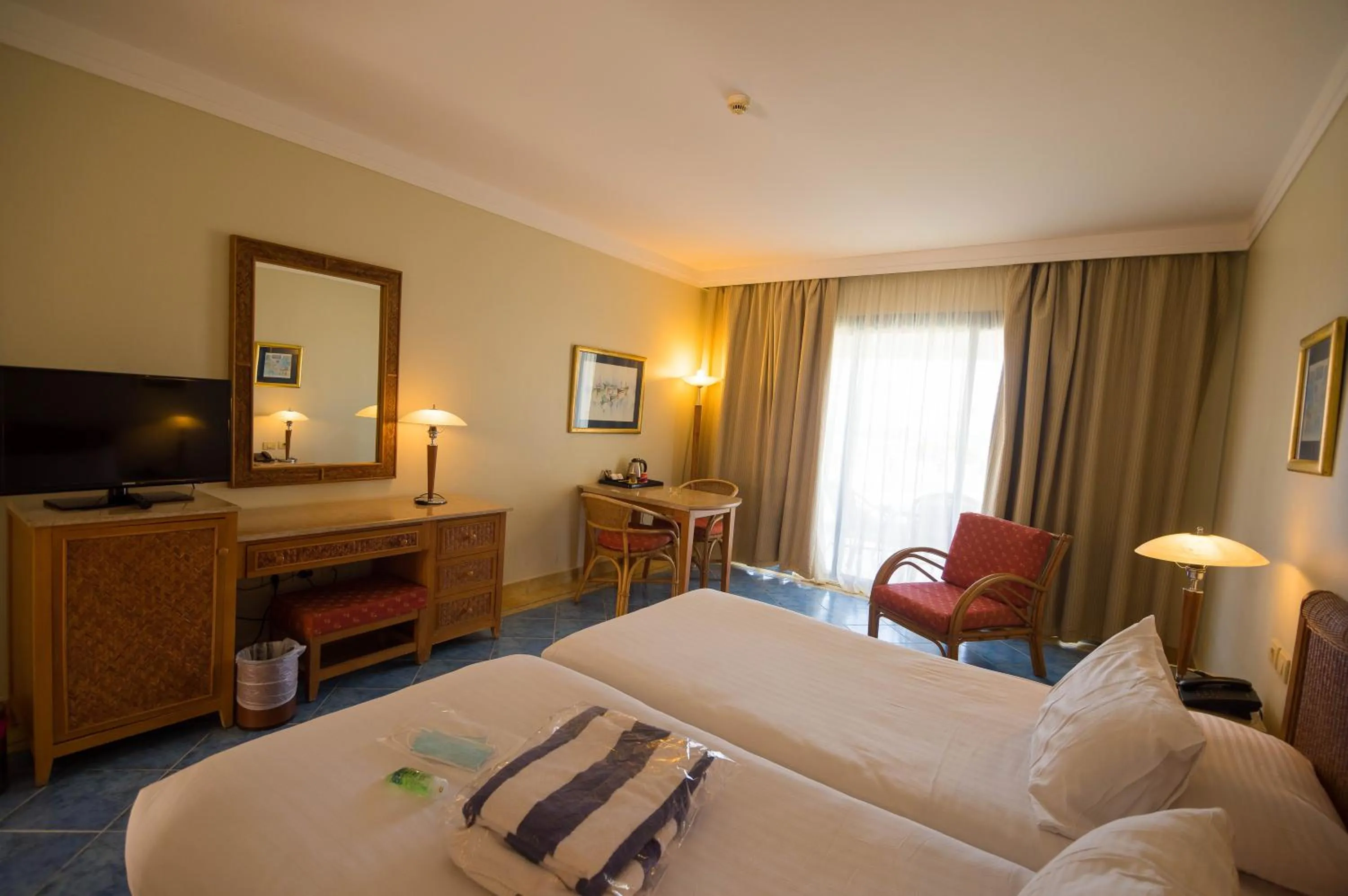 Communal lounge/ TV room, Bed in Ecotel Dahab Bay View Resort