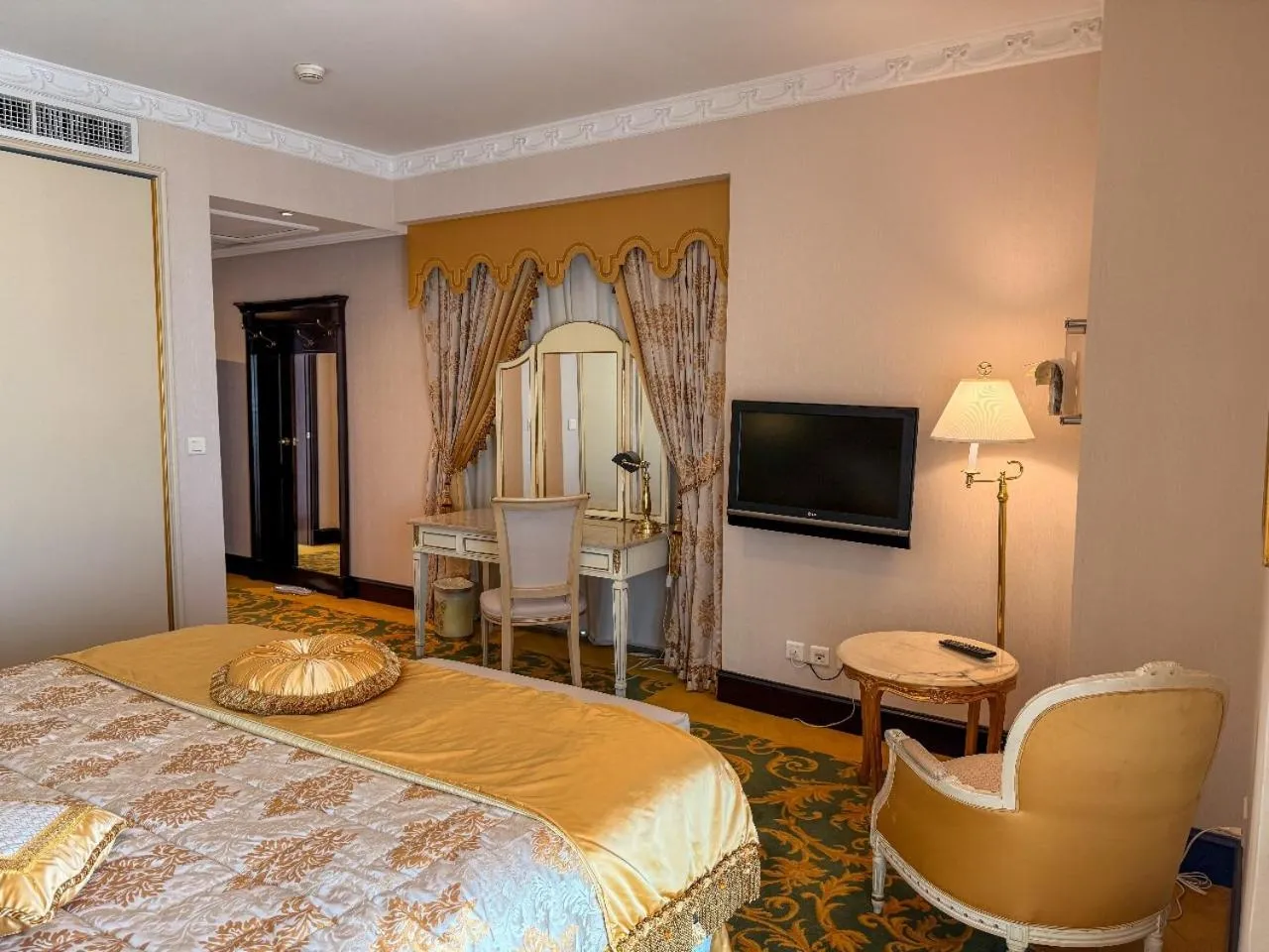 Bed in Habitat Hotel All Suites - Jeddah