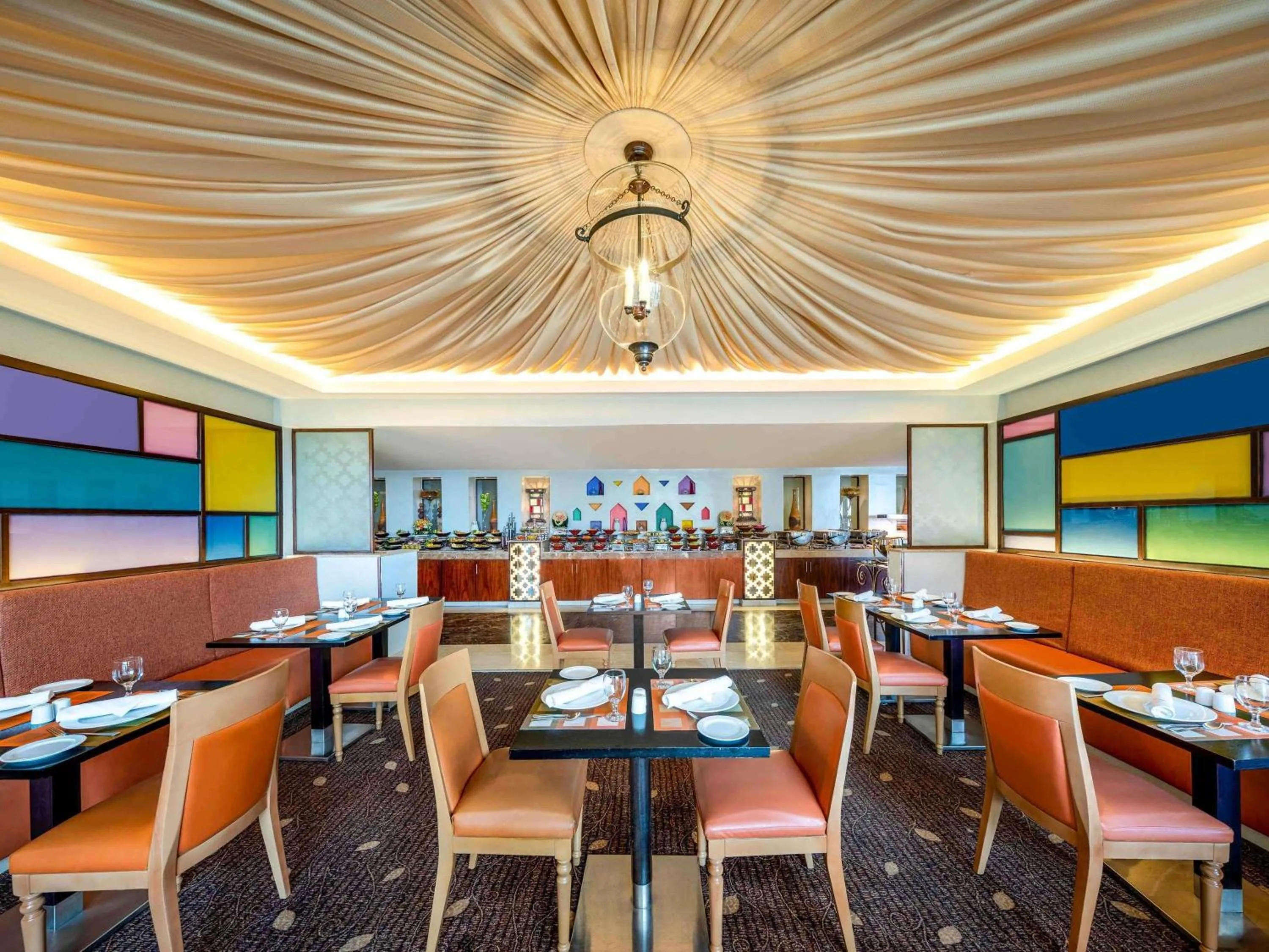 Restaurant/places to eat in Movenpick Hotel & Residences Hajar Tower Makkah