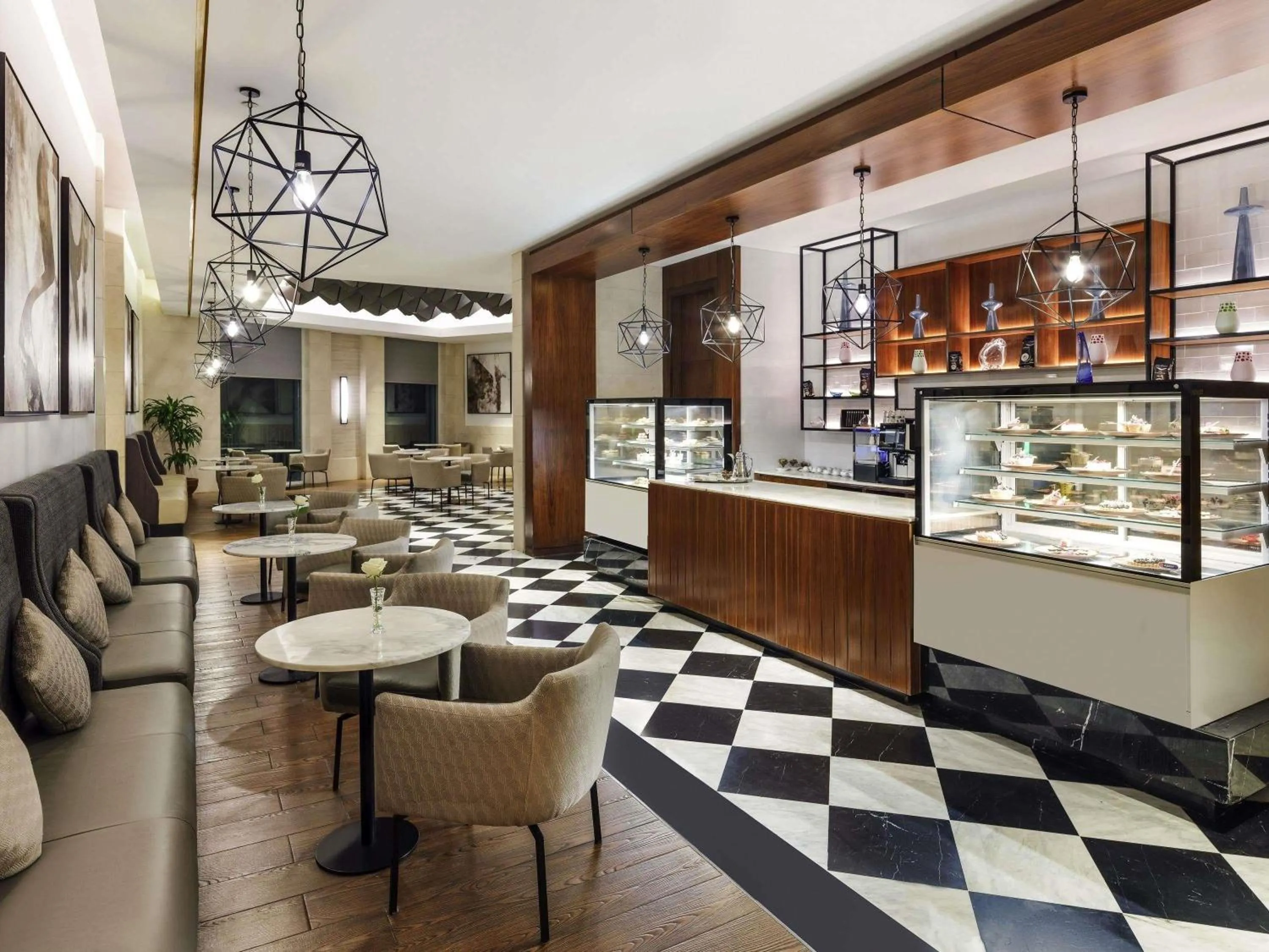 Restaurant/places to eat in Movenpick Hotel & Residences Hajar Tower Makkah