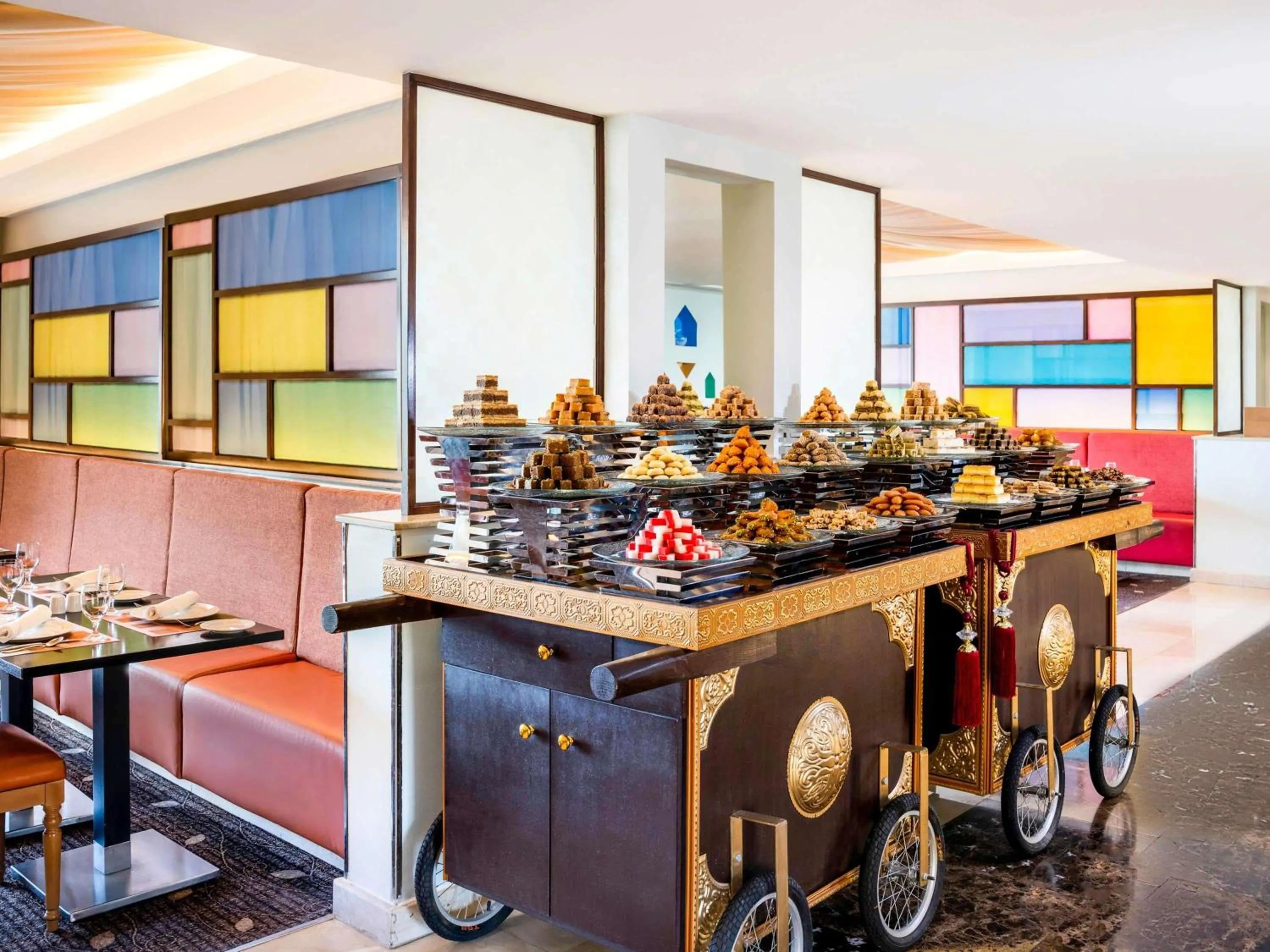 Restaurant/places to eat in Movenpick Hotel & Residences Hajar Tower Makkah