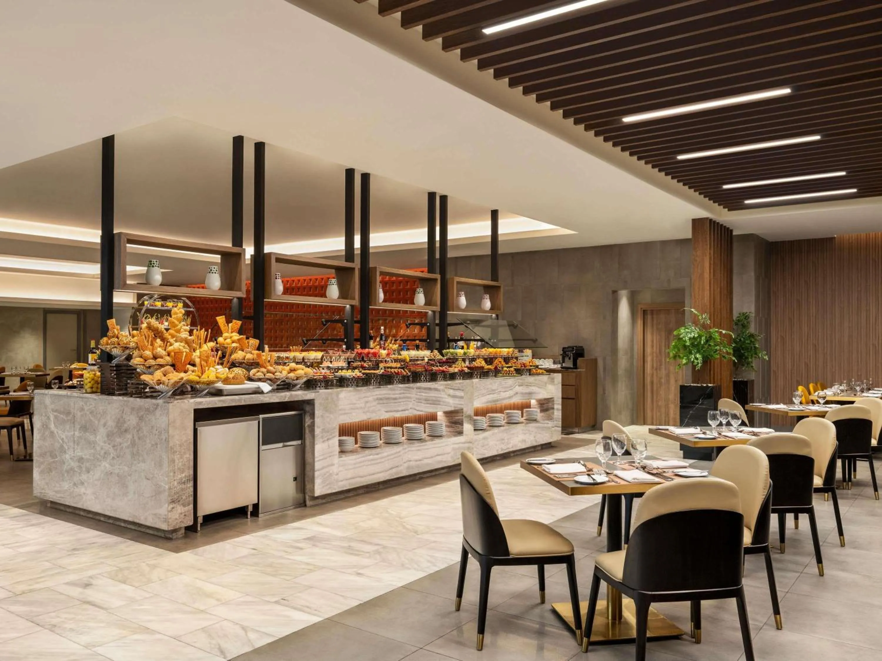 Restaurant/places to eat in Movenpick Hotel & Residences Hajar Tower Makkah