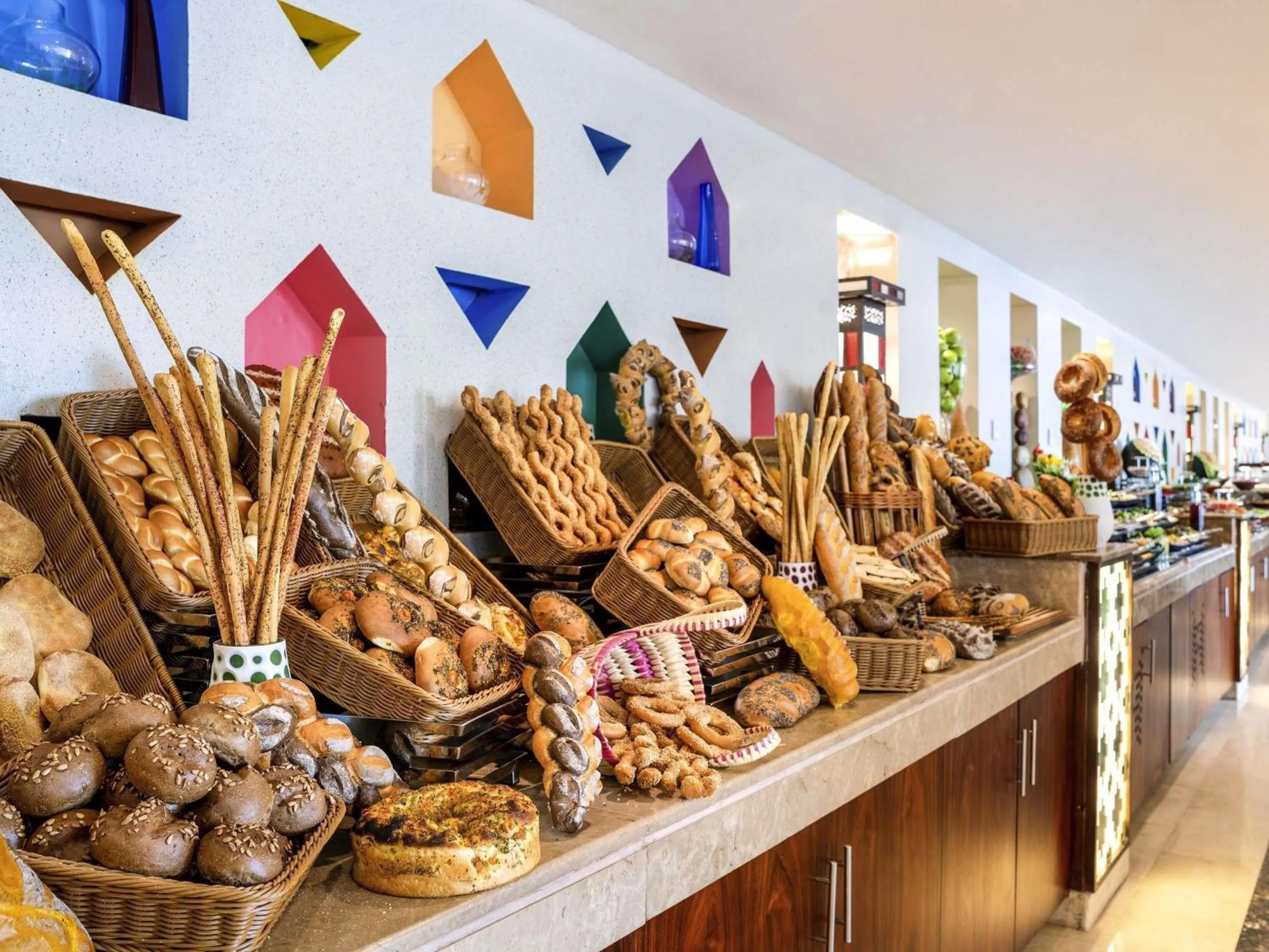 Restaurant/places to eat in Movenpick Hotel & Residences Hajar Tower Makkah