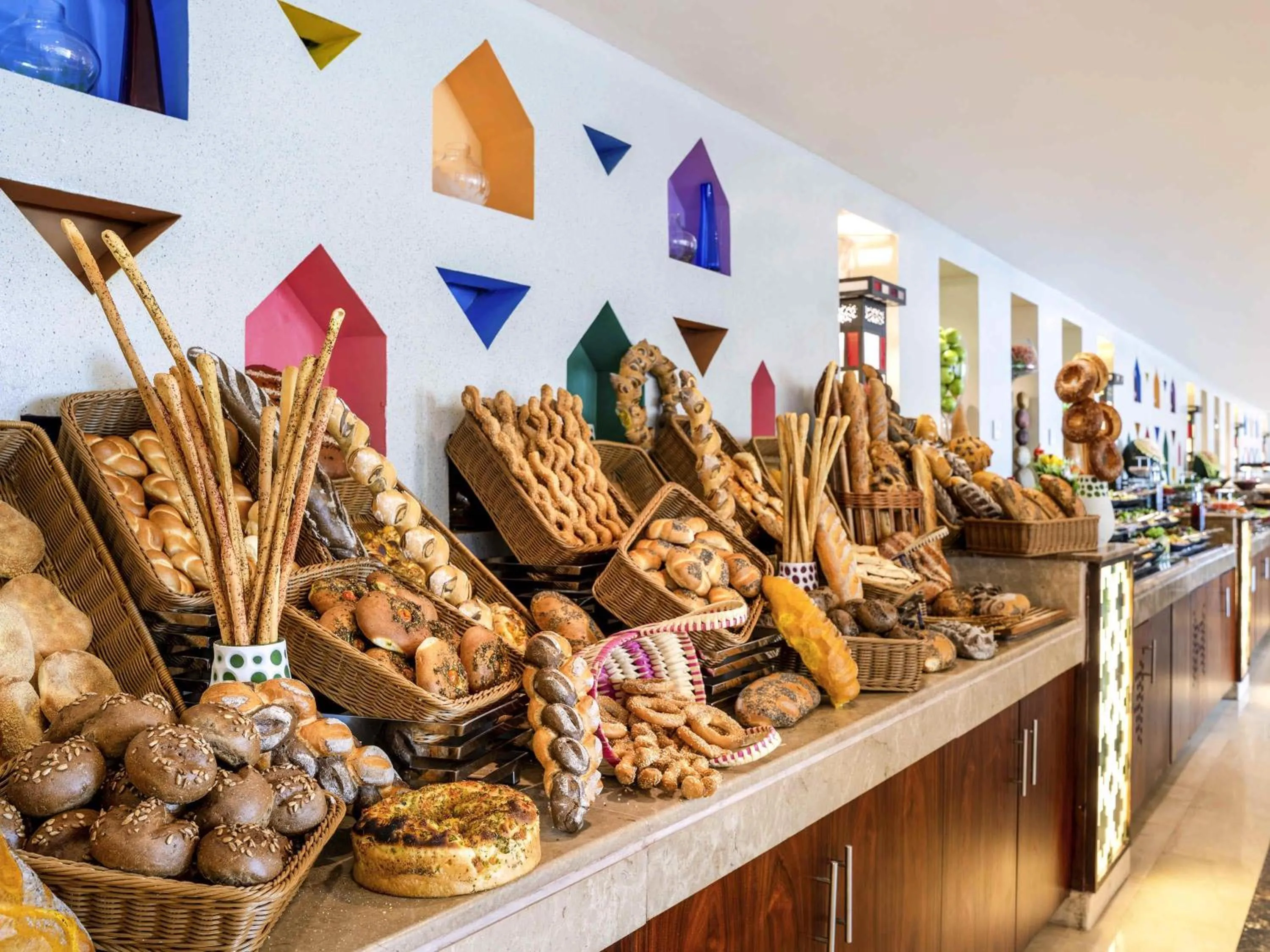 Restaurant/places to eat in Movenpick Hotel & Residences Hajar Tower Makkah