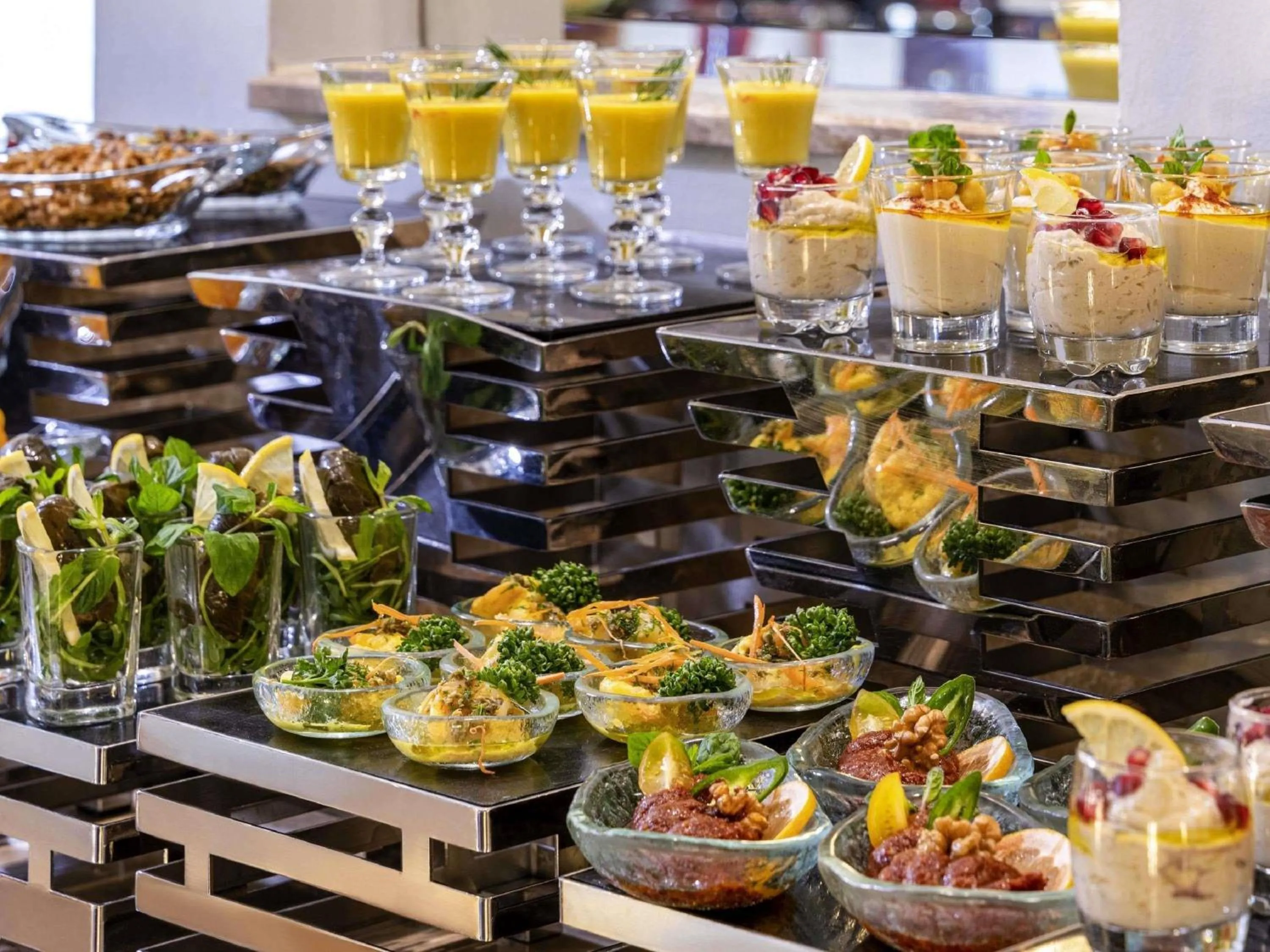 Restaurant/places to eat in Movenpick Hotel & Residences Hajar Tower Makkah