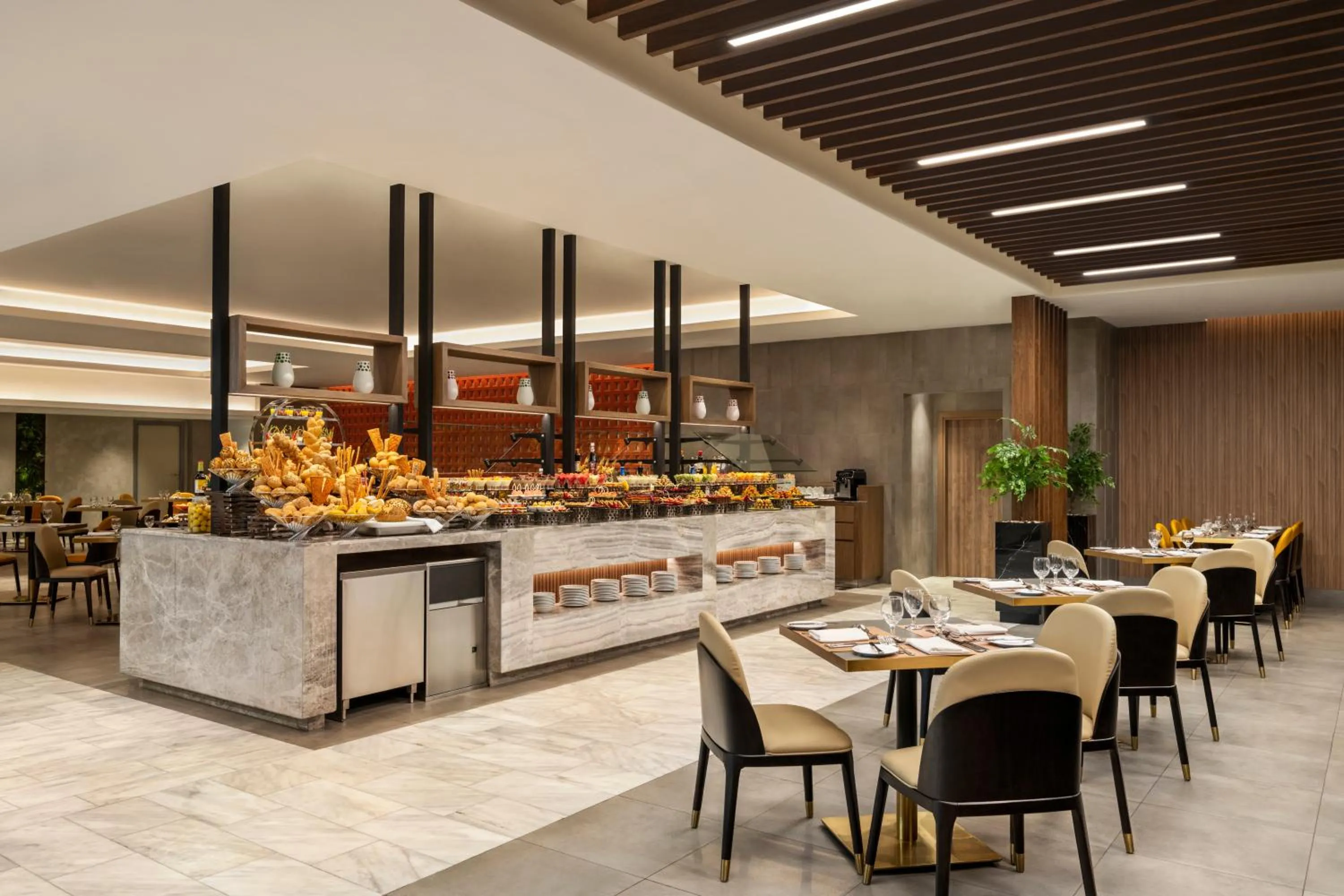 Restaurant/places to eat in Movenpick Hotel & Residences Hajar Tower Makkah