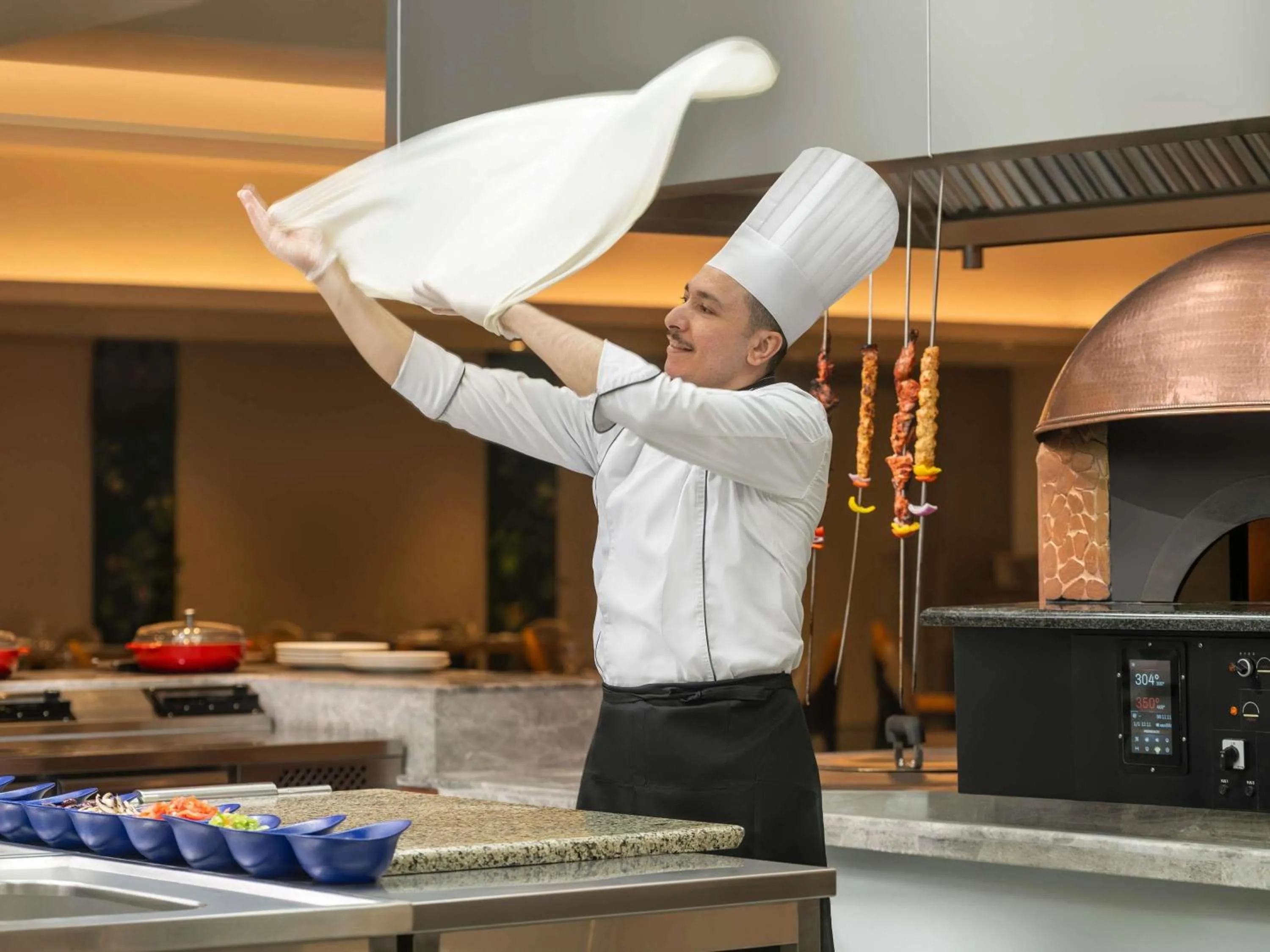 Restaurant/places to eat in Movenpick Hotel & Residences Hajar Tower Makkah