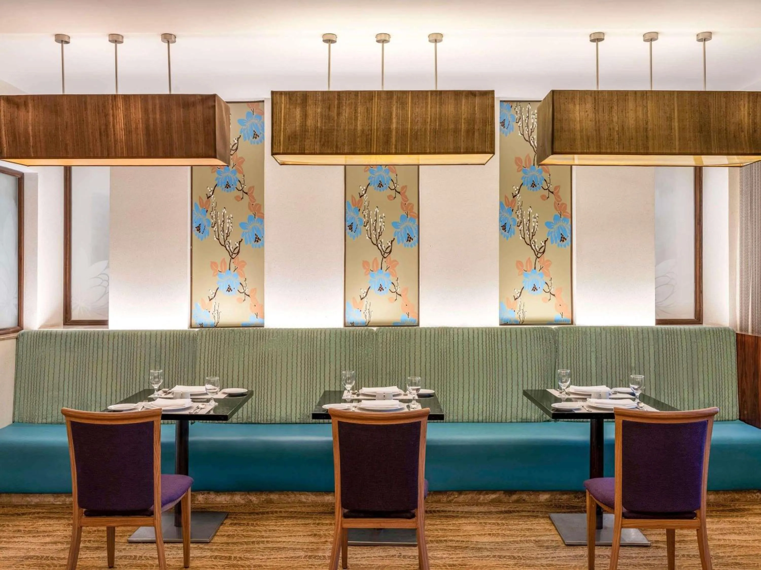 Restaurant/places to eat in Movenpick Hotel & Residences Hajar Tower Makkah