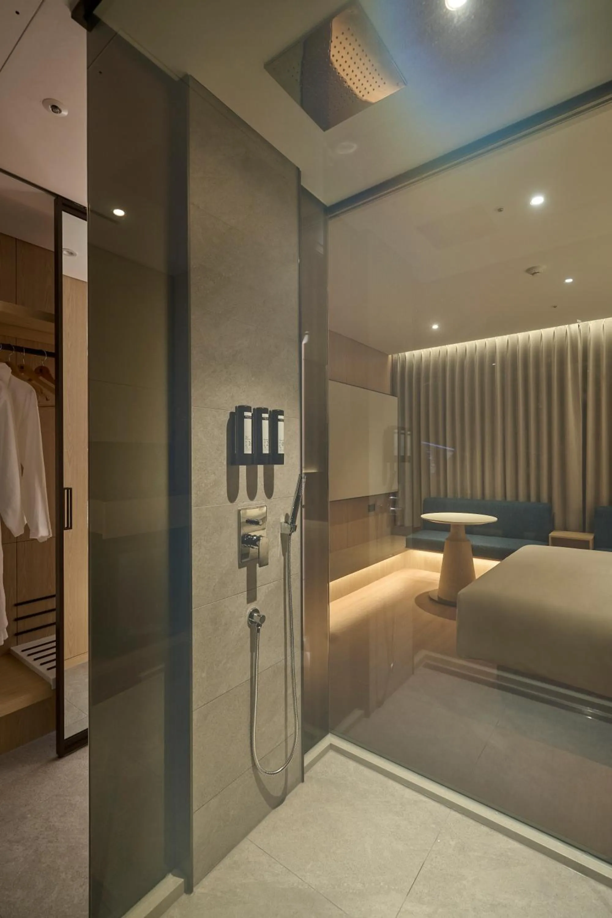 Photo of the whole room, Bed in Mayfield Hotel Seoul