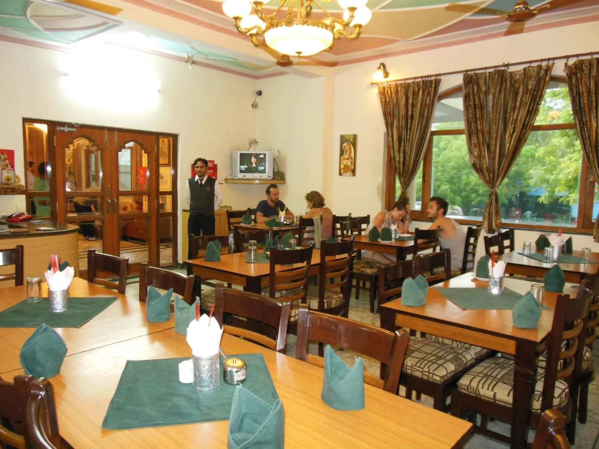 Restaurant/places to eat in Hotel Taj Plaza, VIP Road, Agra