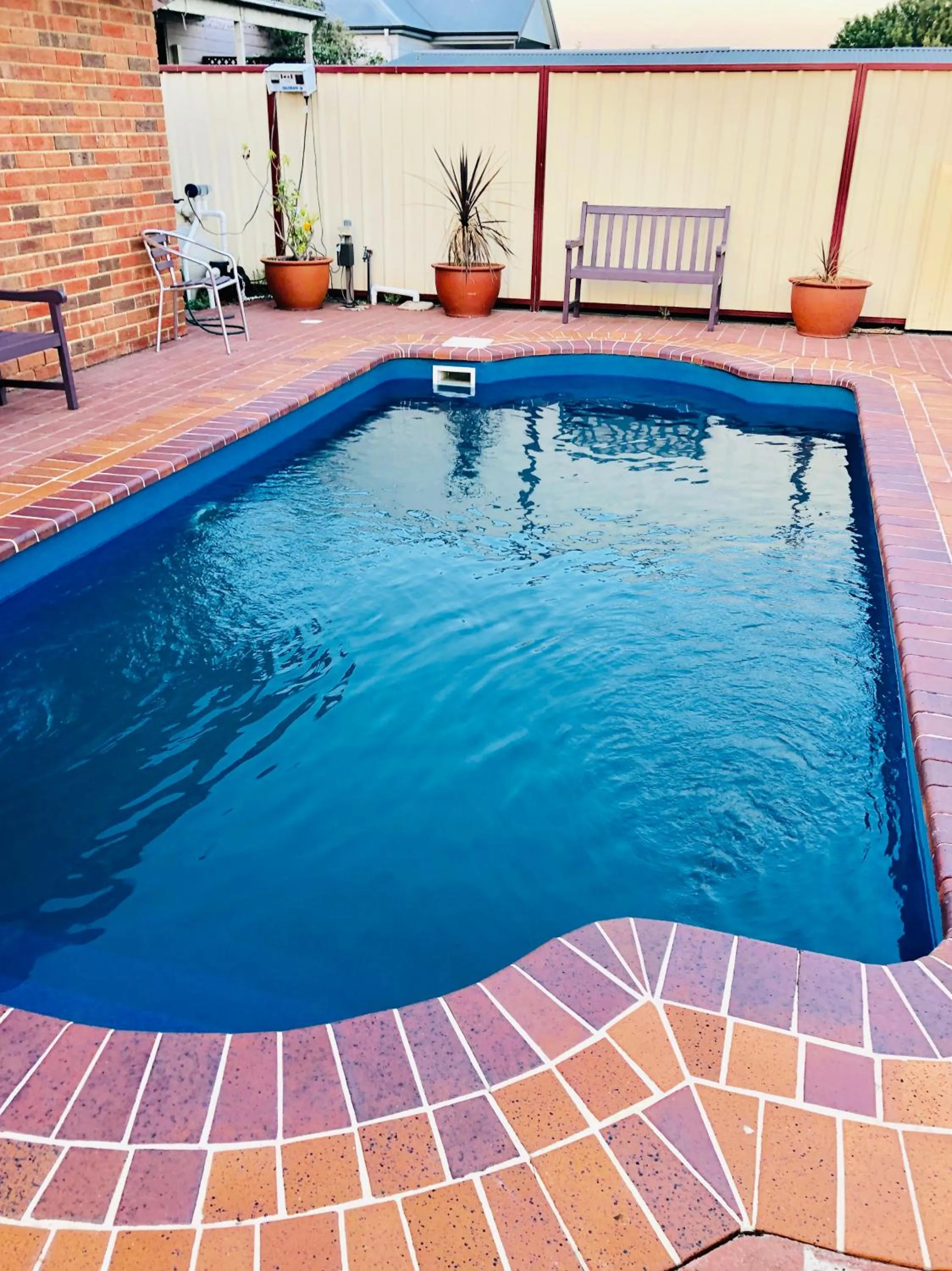 Swimming pool in Aussie Rest Motel
