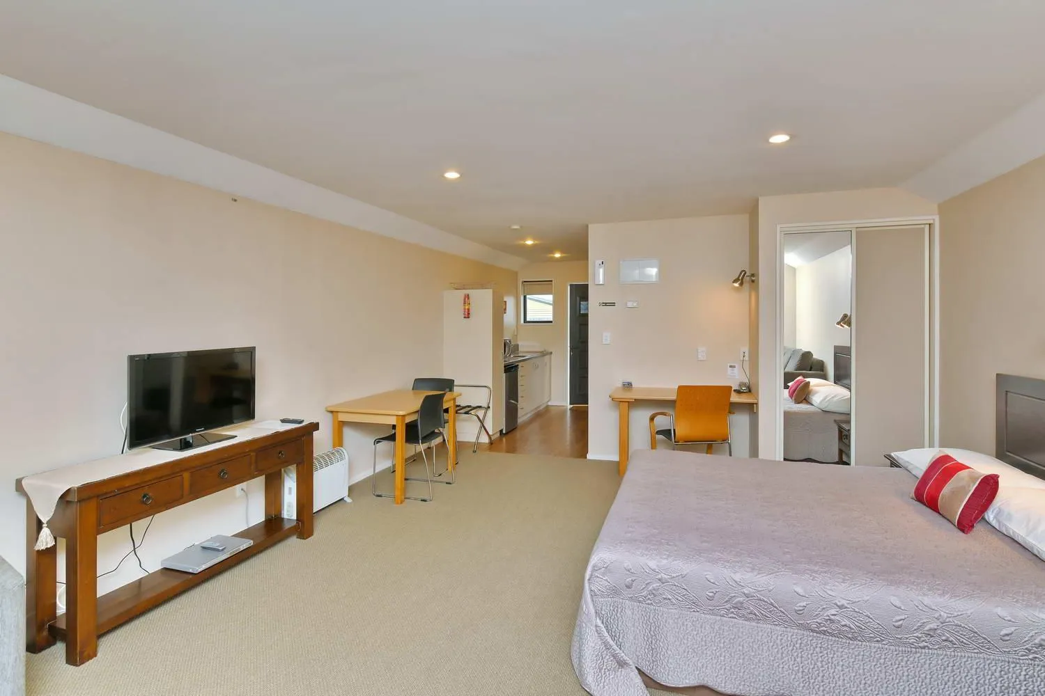 Photo of the whole room, Bed in Wayside Motel