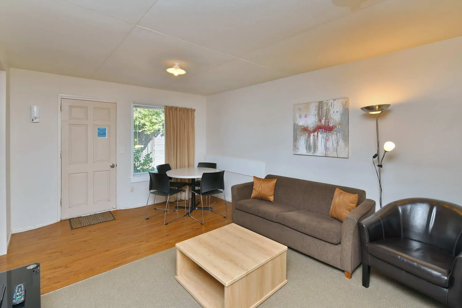 Living room in Wayside Motel