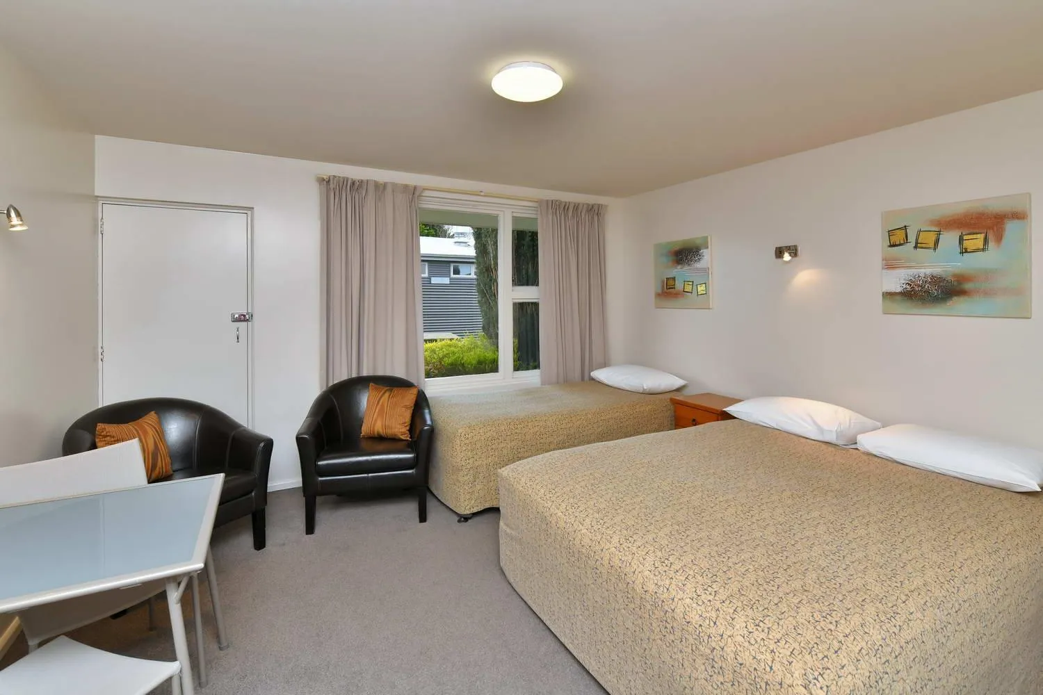 Seating area, Bed in Wayside Motel