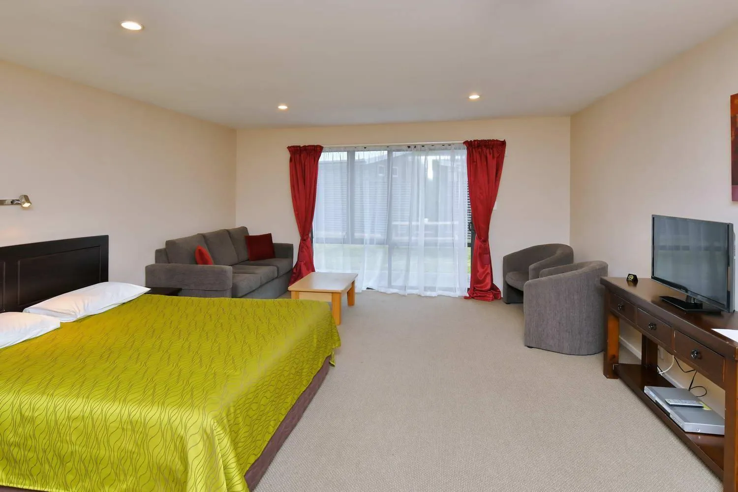 Photo of the whole room, Bed in Wayside Motel