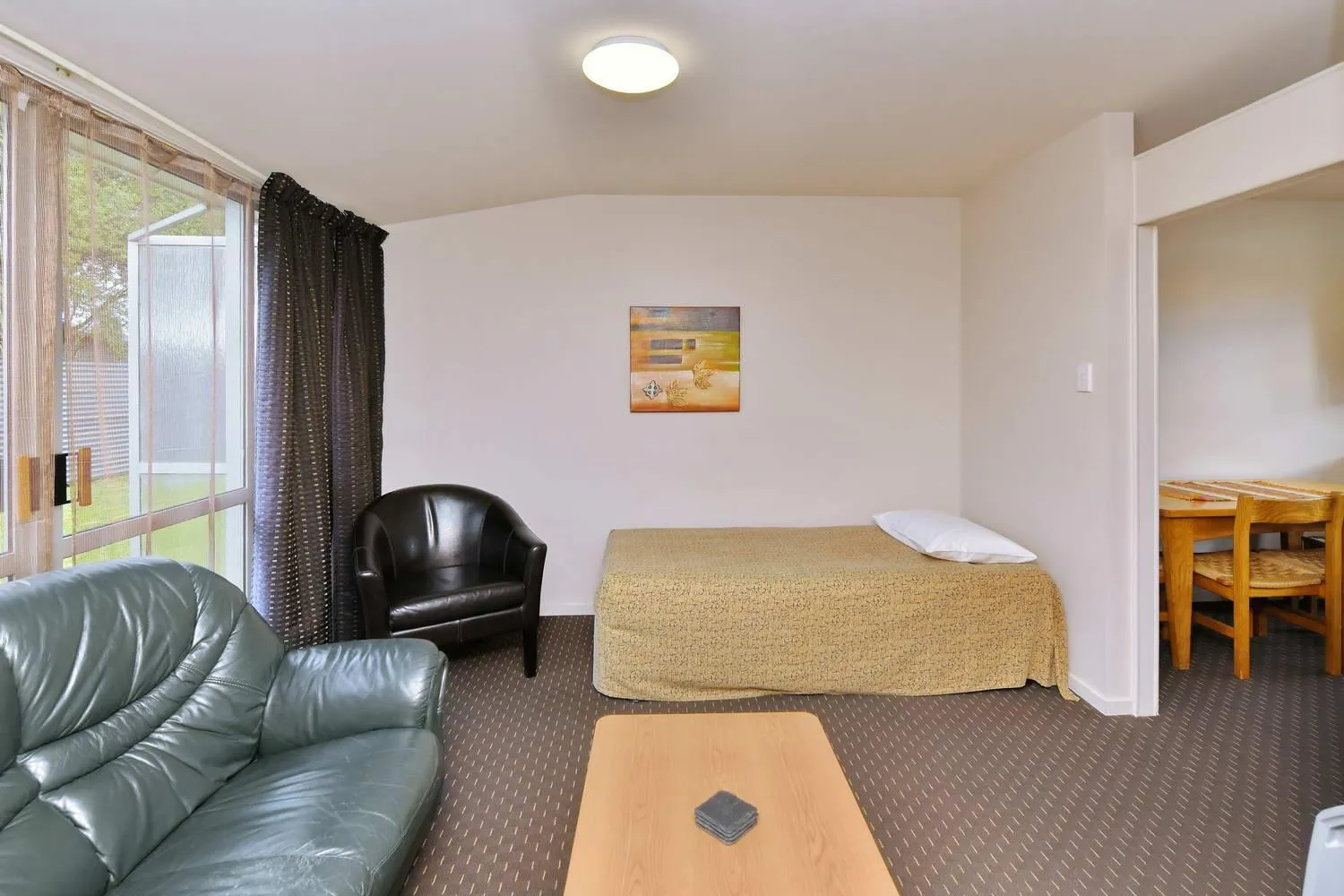 Living room, Bed in Wayside Motel